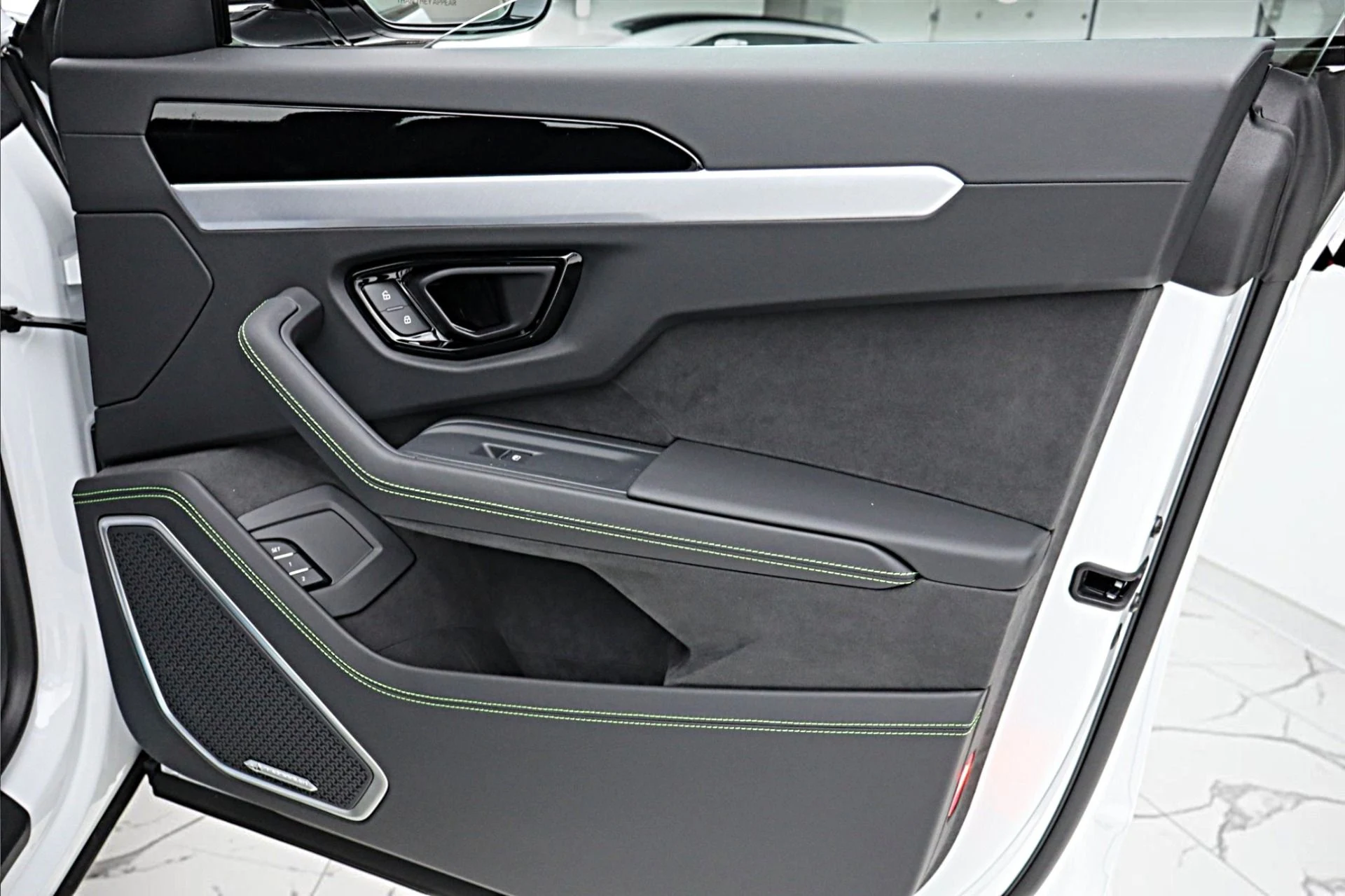 mph042_765495050_New_2026_Lamborghini_Urus_SE_7f362d43c6