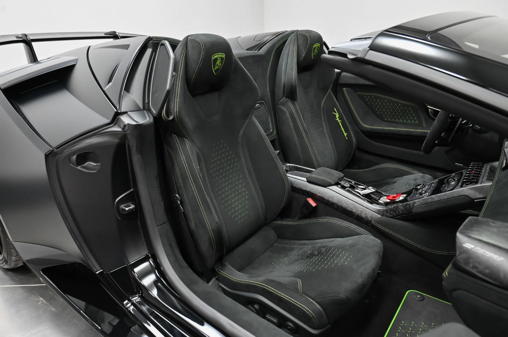 mph042_767729390_Used_2019_Lamborghini_Huracan_Performante_1756916743_be34ddcfeb