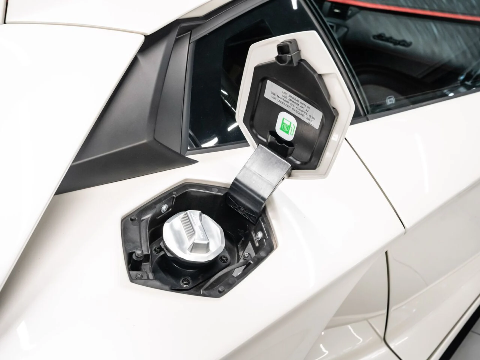 mph042_787389802_lamborghini_aventador_2017_fcf8808ade