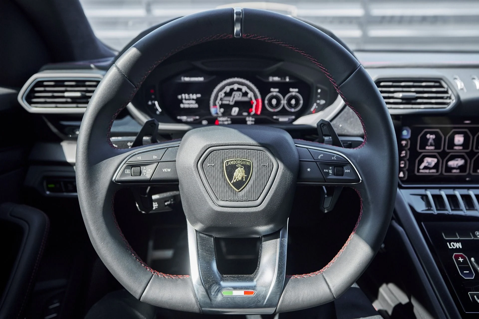 mph042_815731914_Used_2021_Lamborghini_Urus_Base_1759523209_3ca63850ef