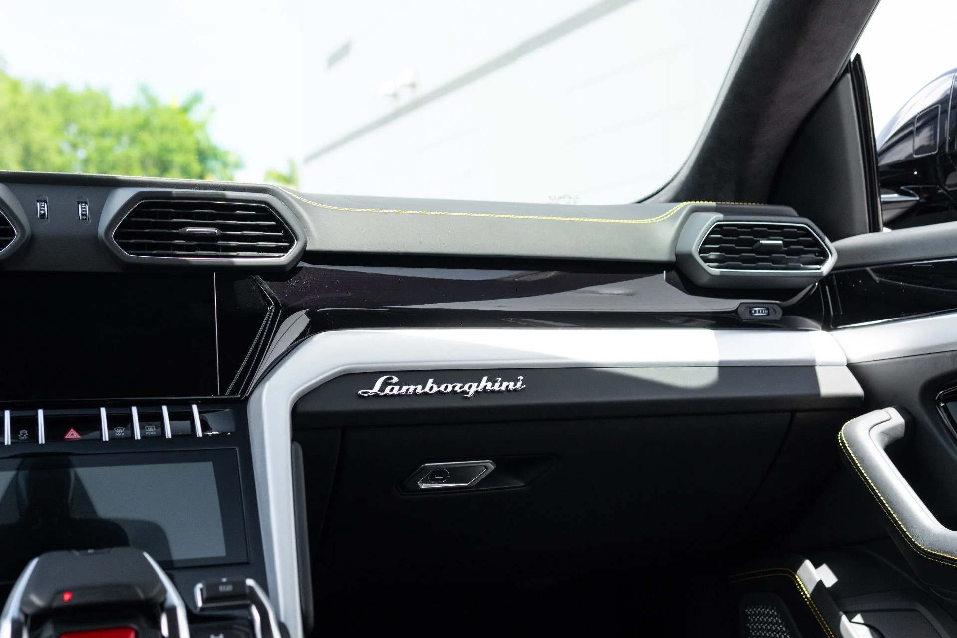 mph042_856313456_Used_2022_Lamborghini_Urus_1776127481_84bf7912a6