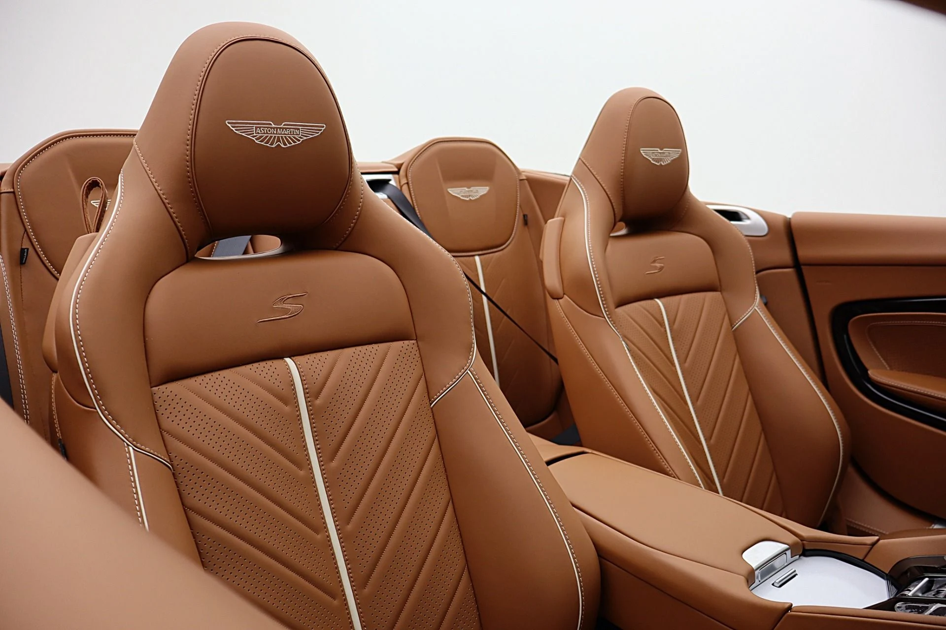 mph042_87378727_New_2026_Aston_Martin_DB_12_S_Volante_e4983c4c02