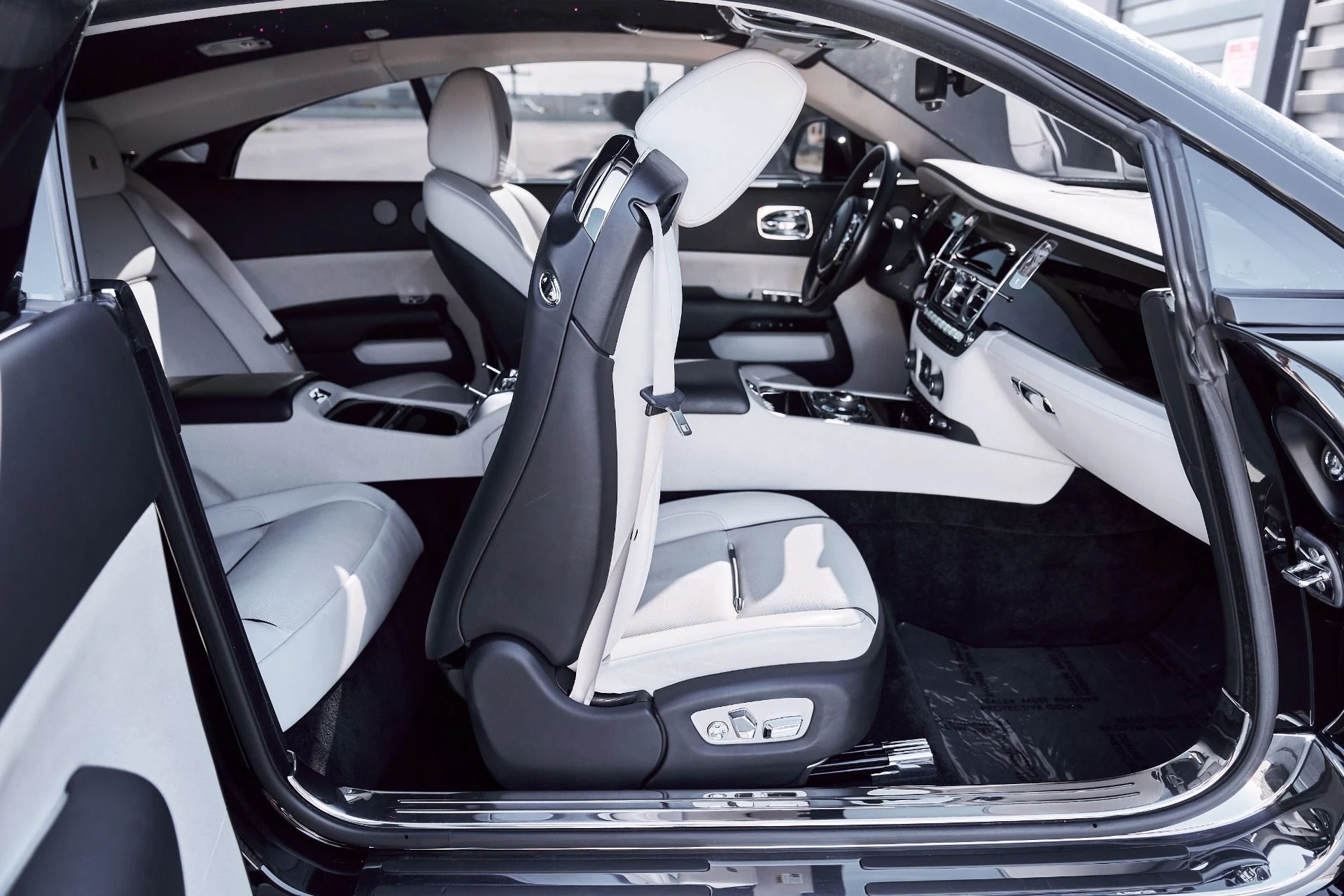 mph042_876649539_Used_2015_Rolls_Royce_Wraith_1770669859_7781d0e872