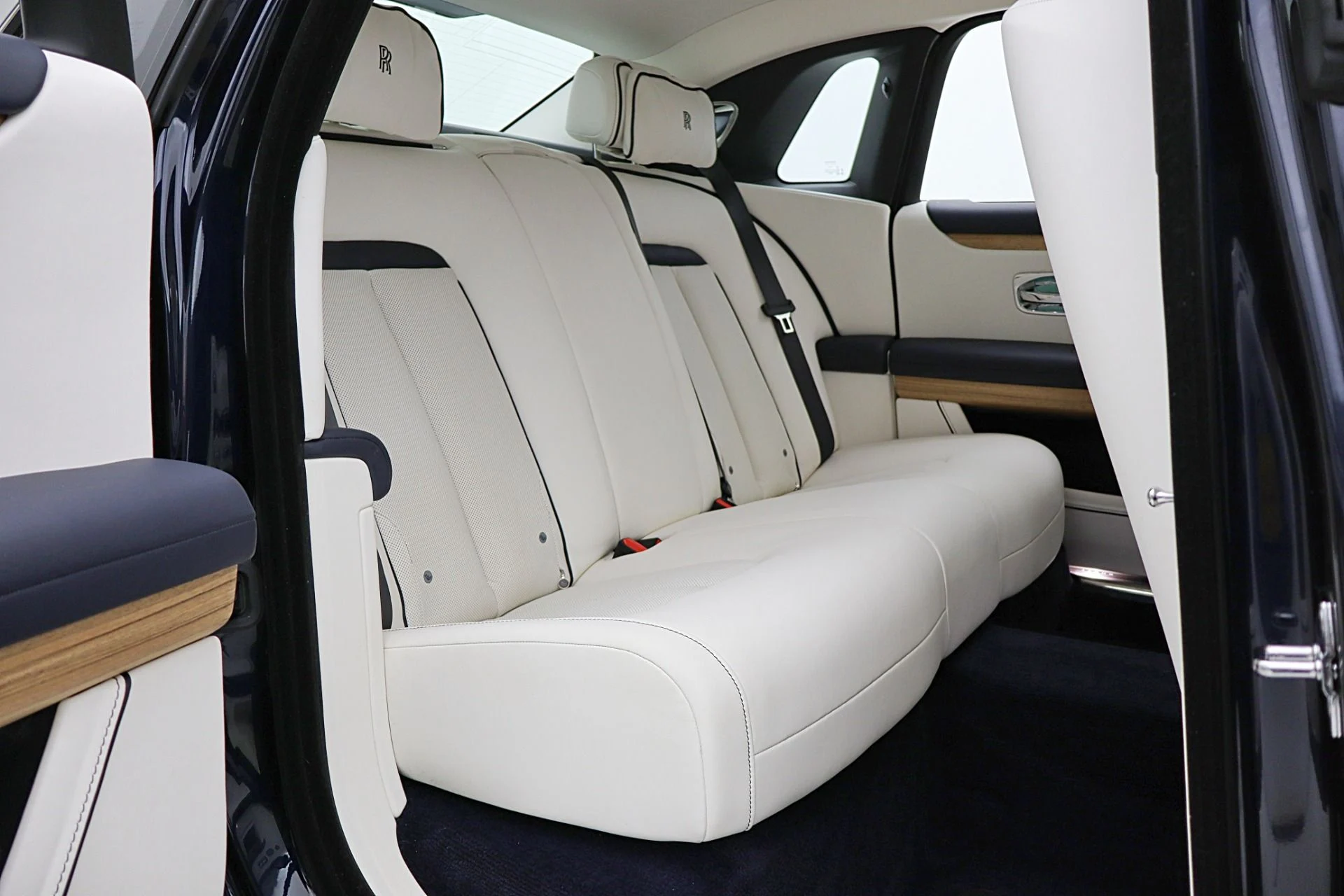 mph042_945392630_New_2025_Rolls_Royce_Ghost_LEASE_OPTIONS_AVAILABLE_e44ddeec34