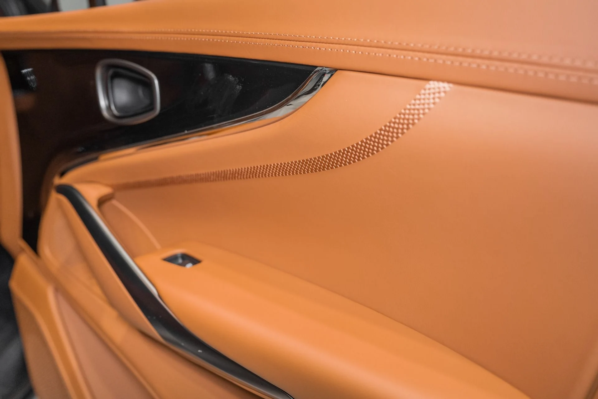 mph042_946952284_New_2026_Aston_Martin_DBX_707_1786372165_405fe30e5f