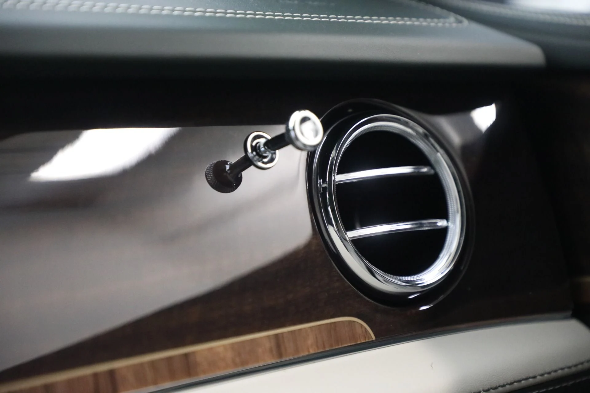 mph042_95147518_New_2023_Bentley_Bentayga_V8_b68e8322b4