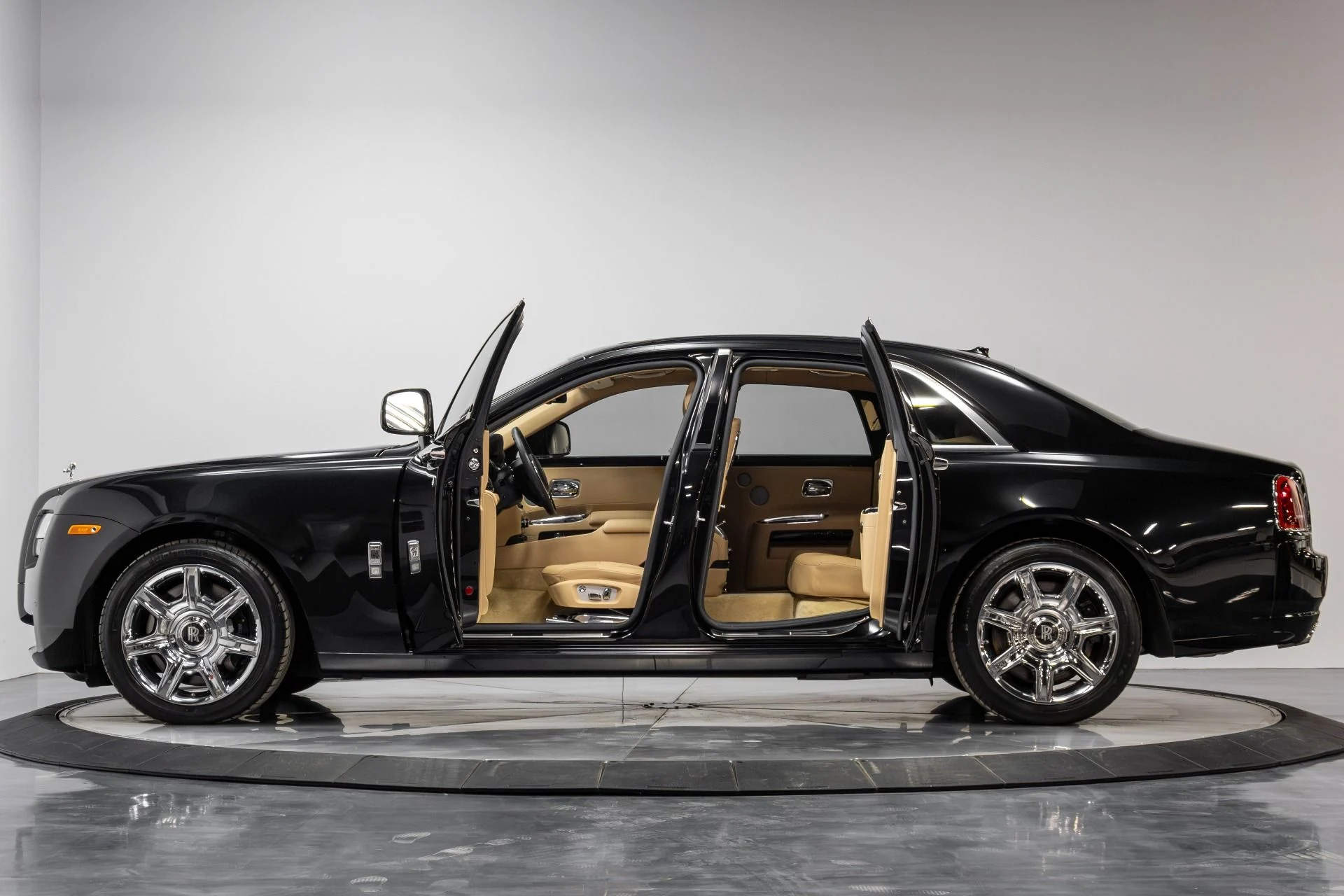 mph043_1006389227_Used_2011_Rolls_Royce_Ghost_1771348774_17757f5c80