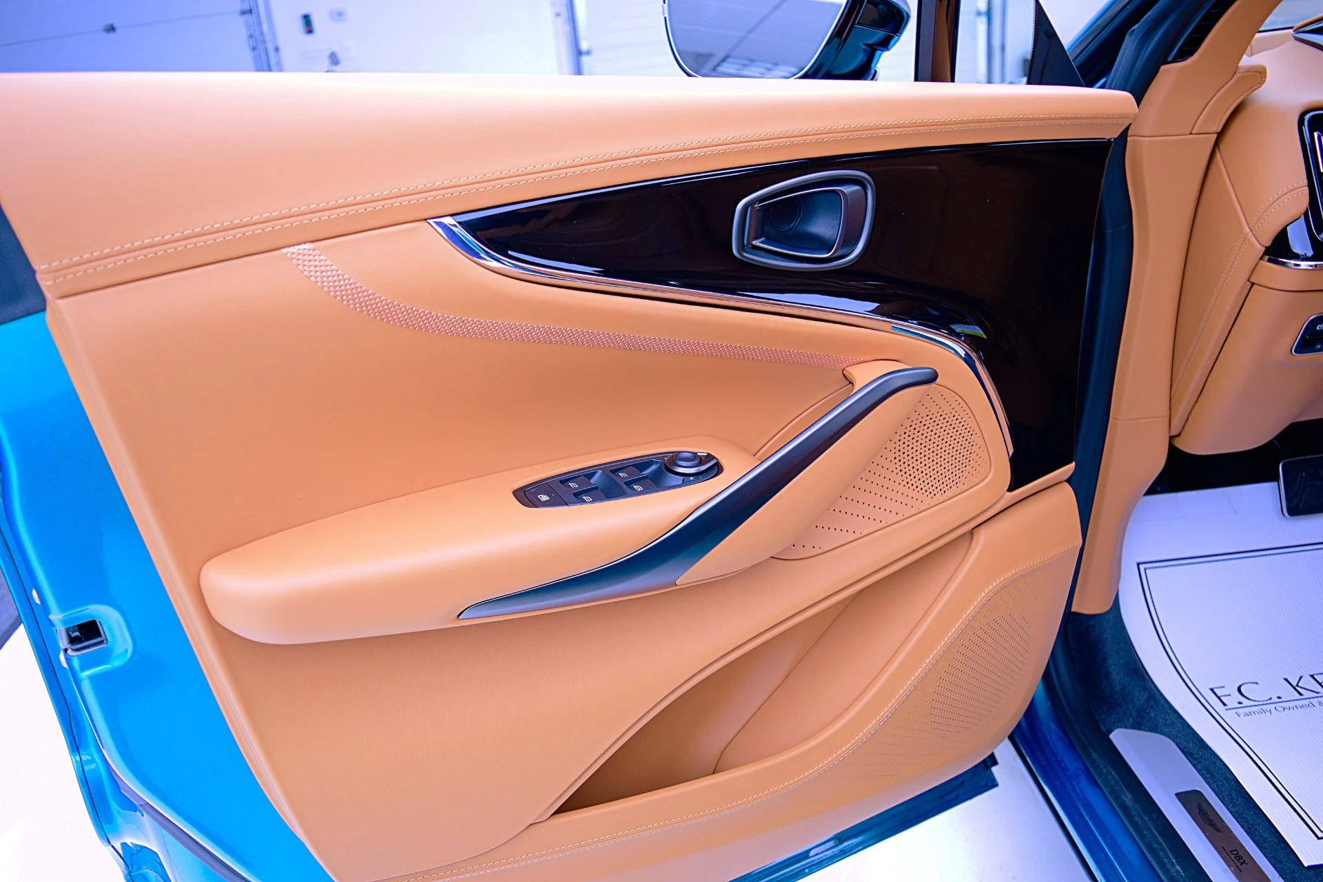 mph043_1020284477_New_2025_Aston_Martin_DBX_707_1d642b6bfc