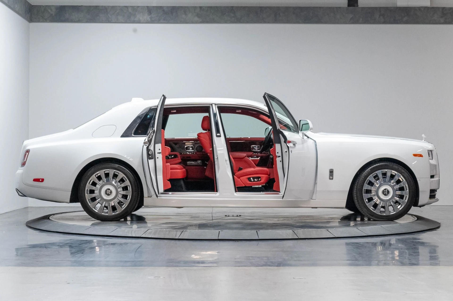 mph043_1043593041_Used_2019_Rolls_Royce_Phantom_1787168421_8b7c9859c0