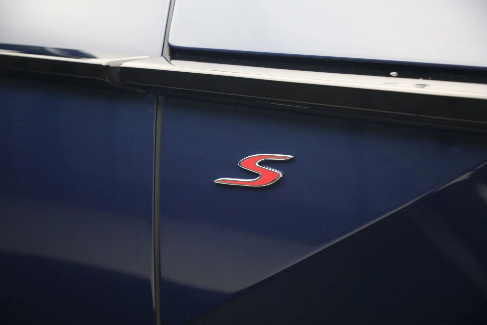 mph043_1050919728_New_2026_Aston_Martin_DBX_S_1779920374_04bf0eb2e4