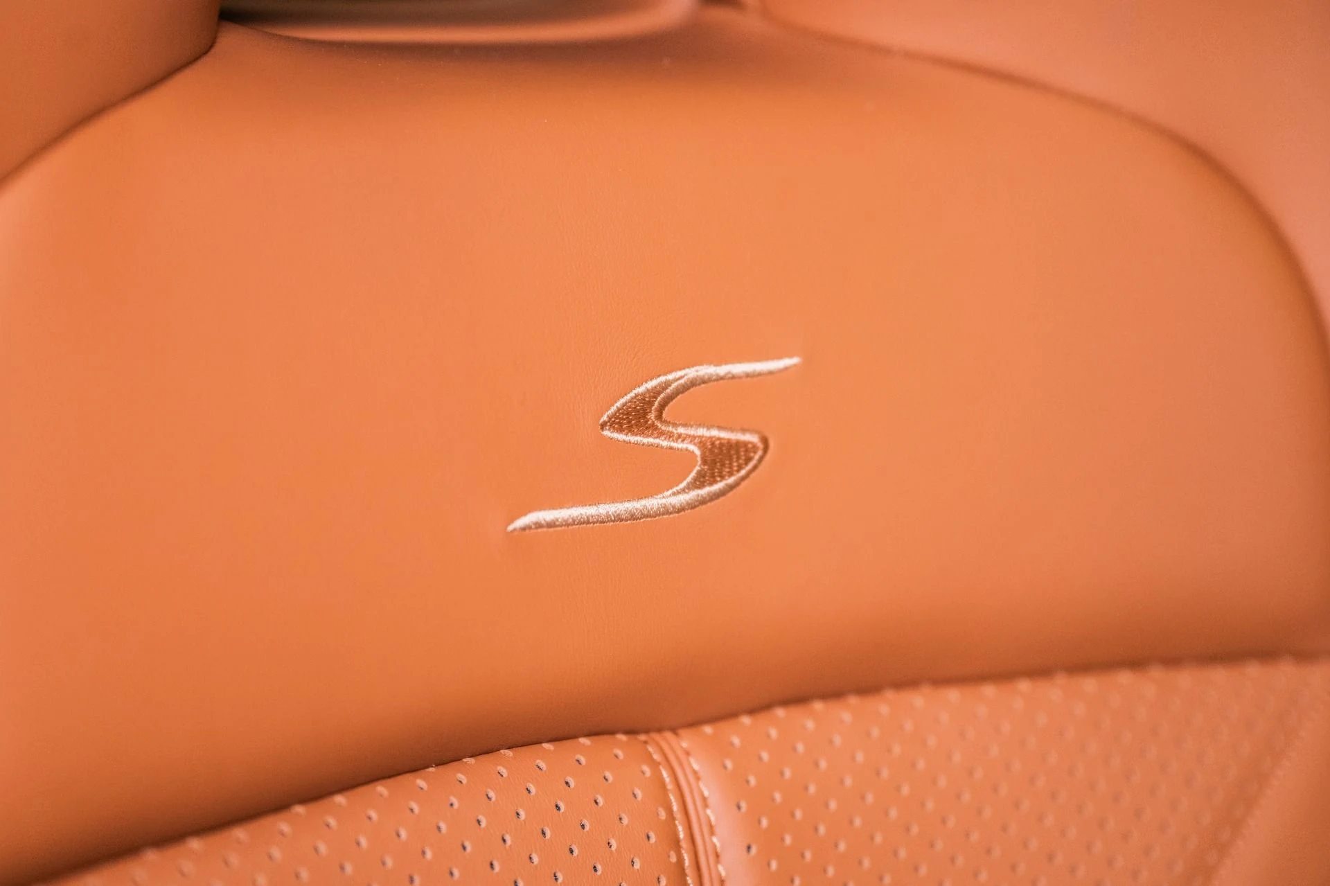 mph043_1055276510_New_2026_Aston_Martin_DBX_S_1780937216_4203dc12e3