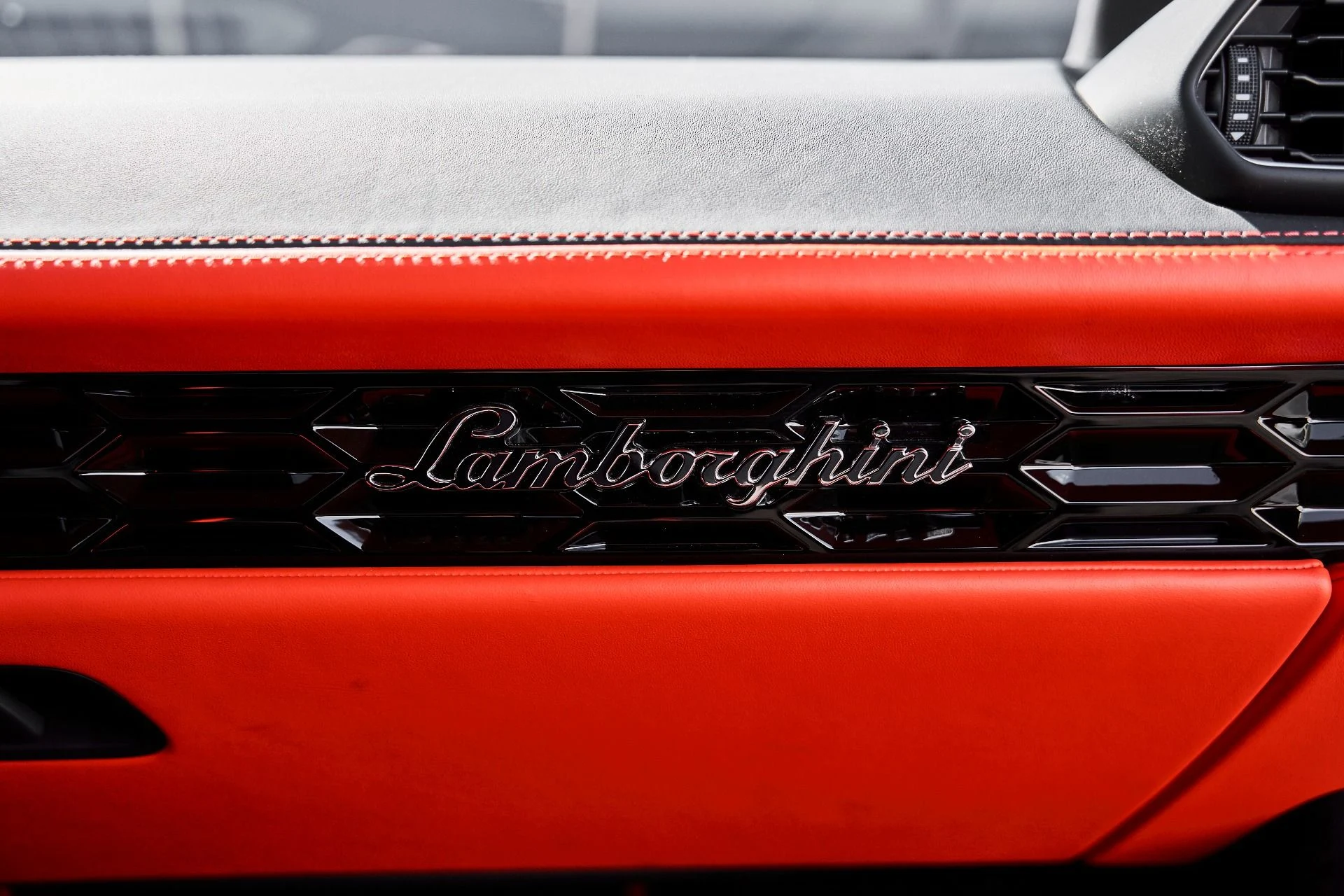 mph043_1067253018_Used_2023_Lamborghini_Huracan_Tecnica_Base_1776477123_73138a1e22