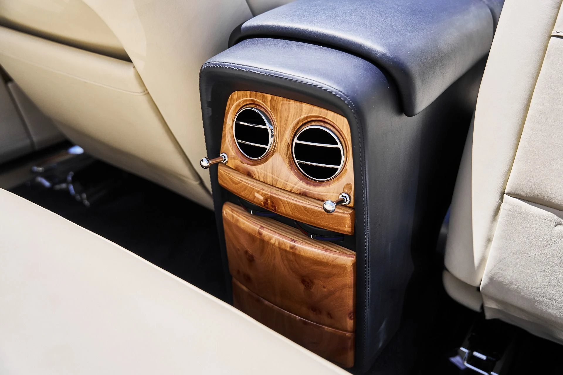 mph043_1073393096_Used_2009_Rolls_Royce_Phantom_Drophead_Coupe_Base_1779209694_41a3bab3d7
