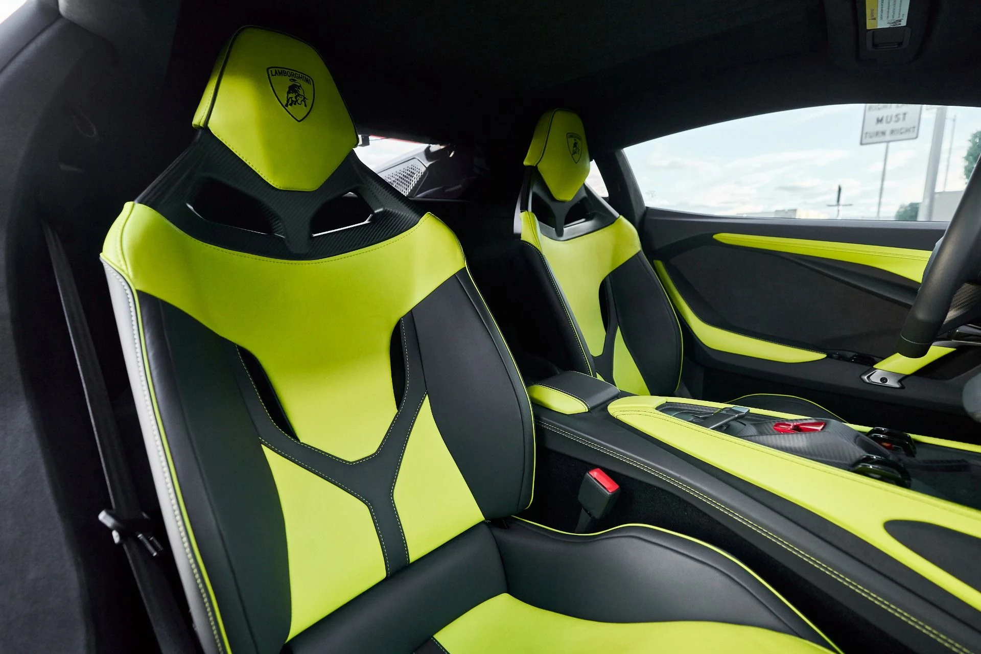 mph043_1084768562_Used_2024_Lamborghini_Revuelto_1763604749_91b8449ec9