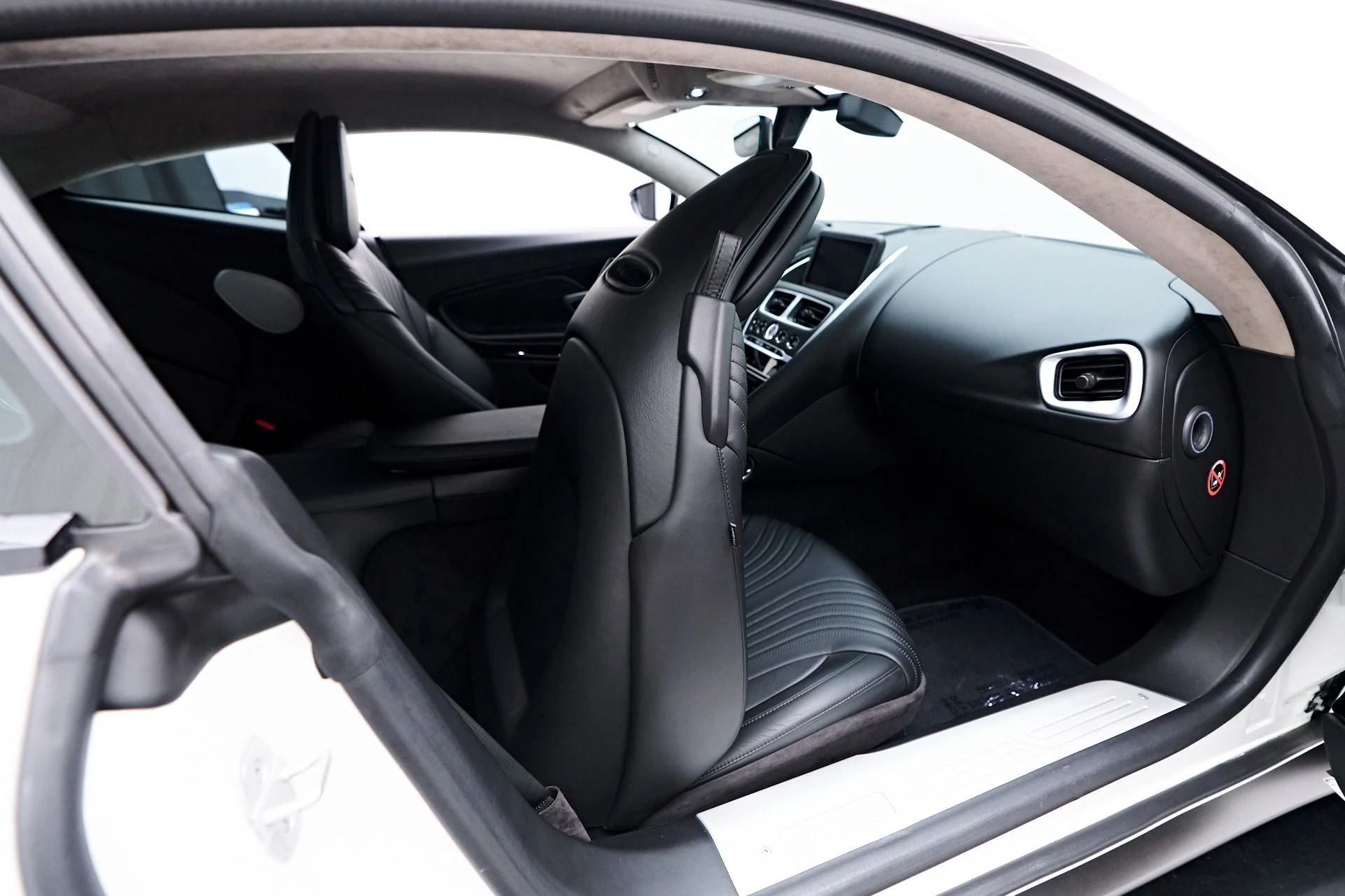 mph043_1122074857_Used_2019_Aston_Martin_DB_11_Base_1758851313_d8b0e58202