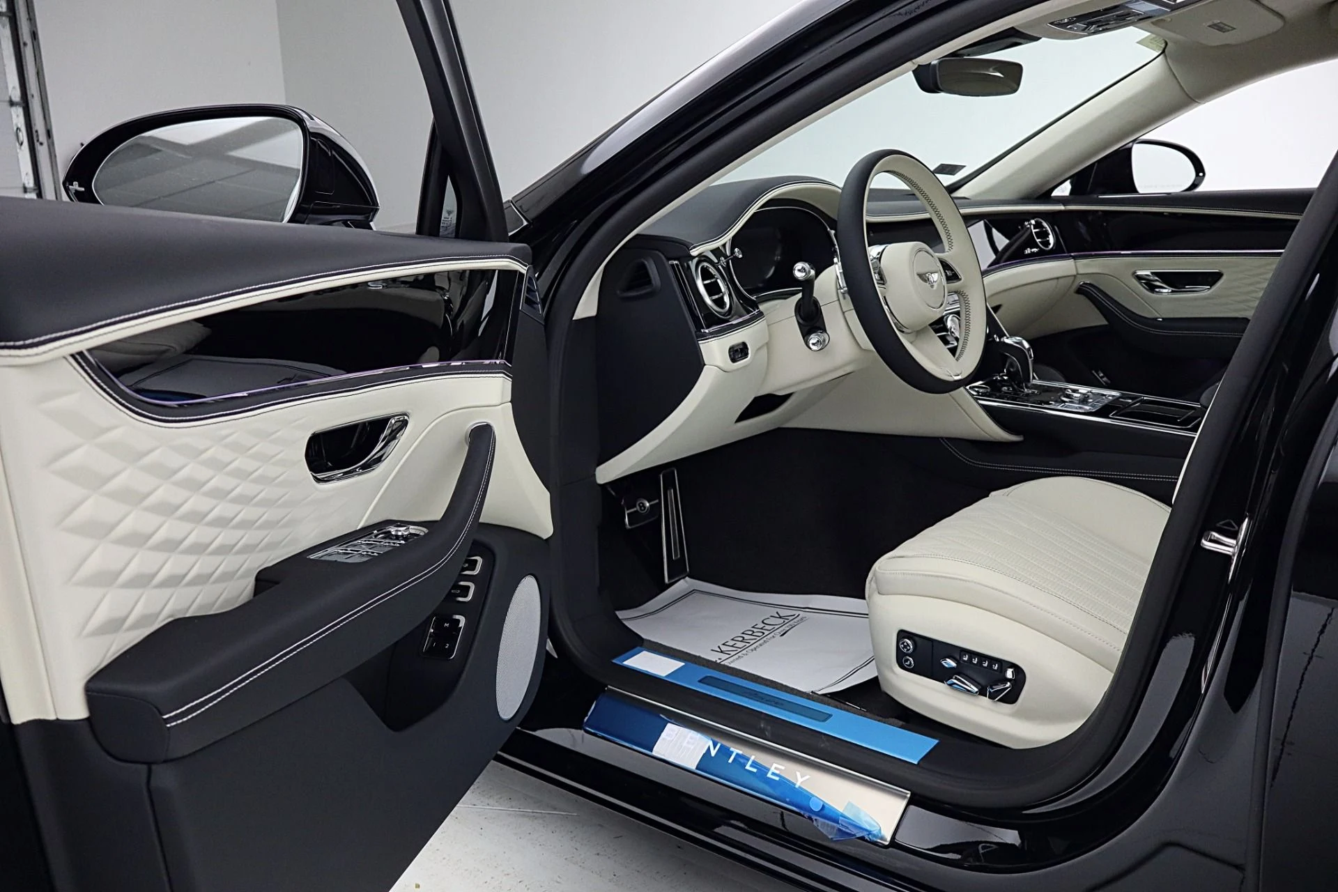 mph043_1170310962_New_2026_BENTLEY_Flying_Spur_Azure_V8_4f866cc3f3
