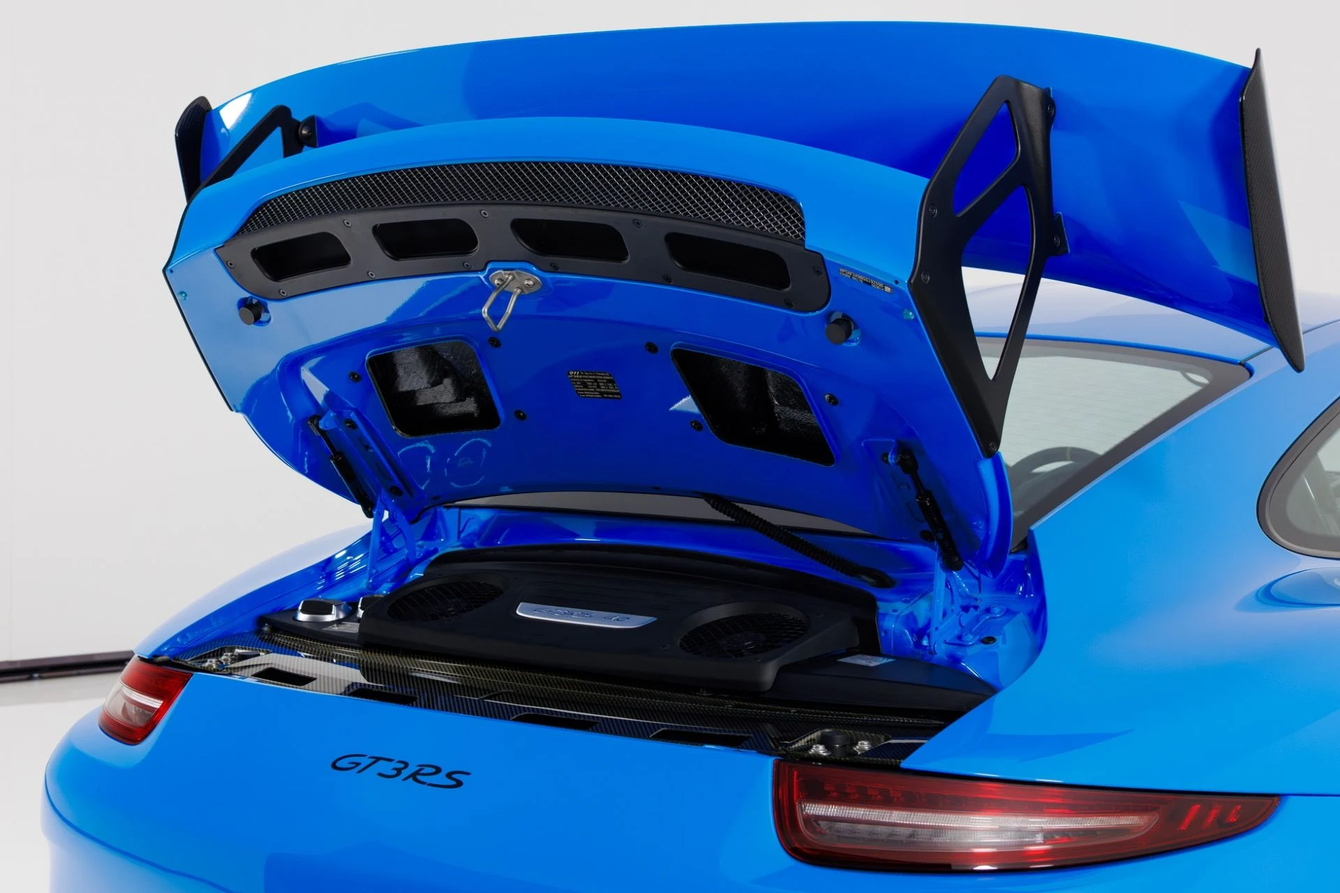 mph043_1171940398_Used_2016_Porsche_911_GT_3_RS_1769037887_42867ddfca