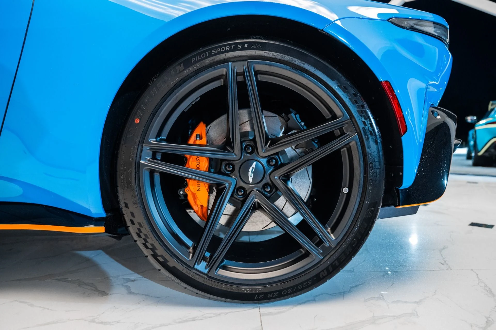 mph043_1179395179_Used_2025_Aston_Martin_Vantage_Coupe_1737041109_48eabba7cc