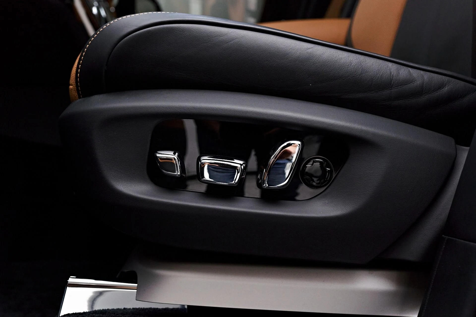 mph043_1226347839_Used_2022_Rolls_Royce_Cullinan_Base_1679686724_f19d51a00b