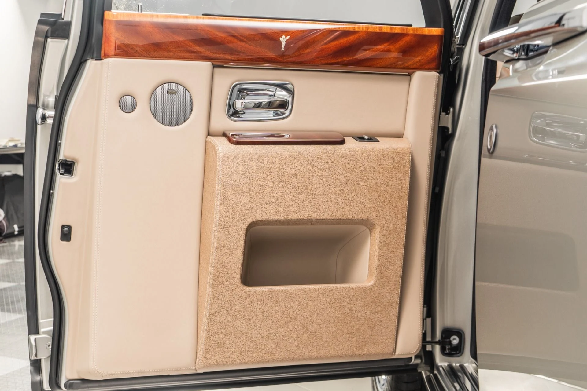 mph043_123123772_Used_2007_Rolls_Royce_Phantom_Two_Tone_Exterior_and_Interior_Chromed_Wheels_1782334657_31252a87e5