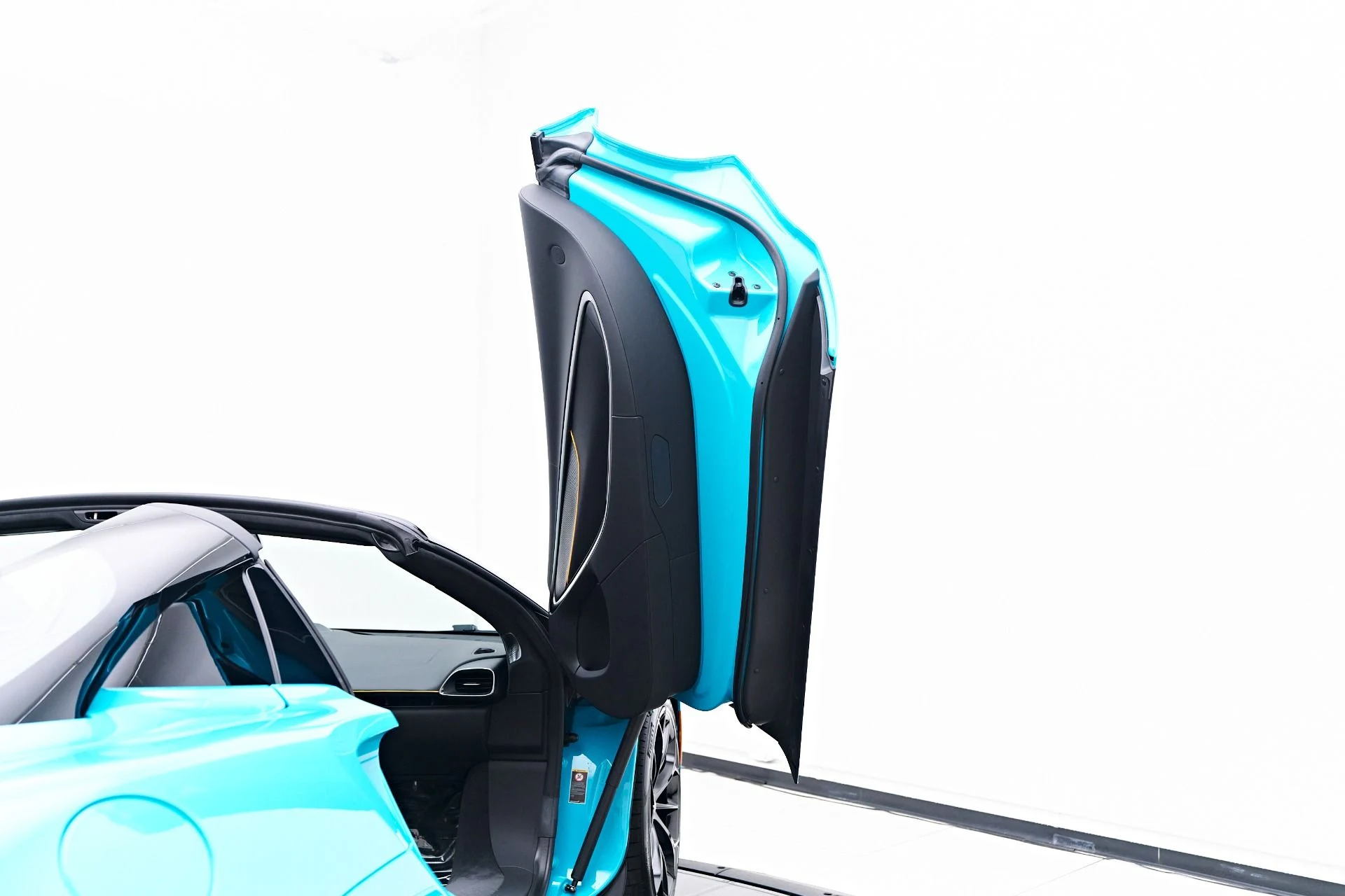 mph043_1251697405_Used_2025_Mc_Laren_Artura_1755992054_d0b4d26b68