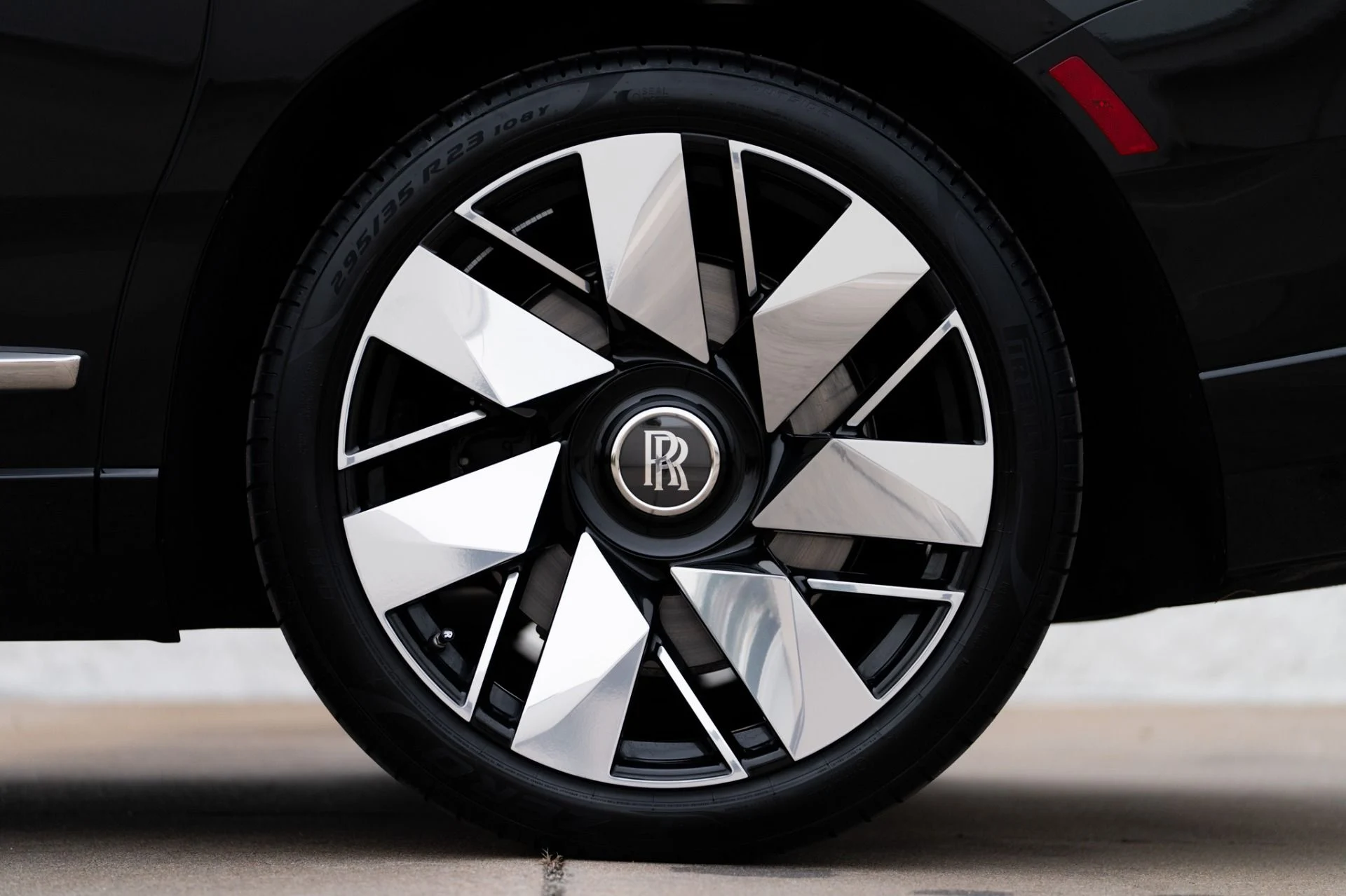 mph043_126321491_Used_2026_Rolls_Royce_Cullinan_1765925177_f064e51650