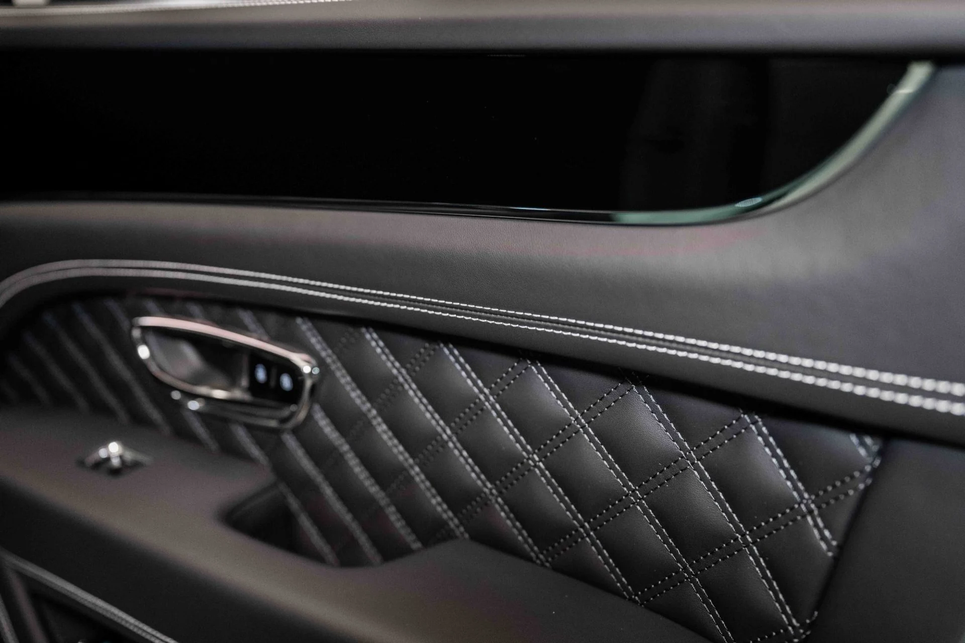 mph043_1291618310_Used_2024_Bentley_Bentayga_S_V8_1759780354_2a0da206f9