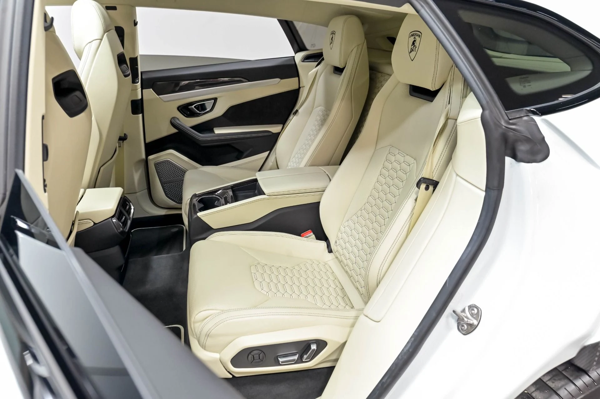 mph043_1308656035_Used_2020_Lamborghini_Urus_1778528583_3a68a59264