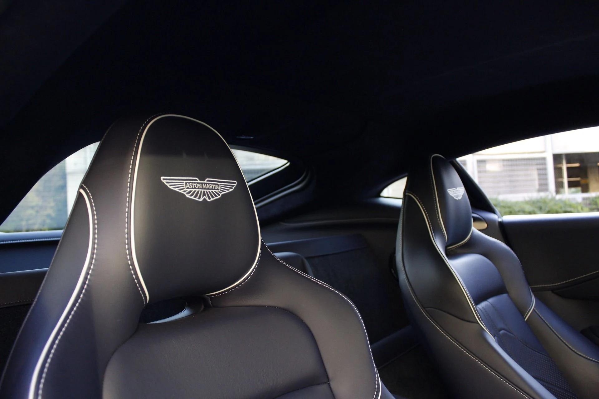 mph043_1310466382_Used_2025_Aston_Martin_Vantage_1788306673_78ecf2ab6a