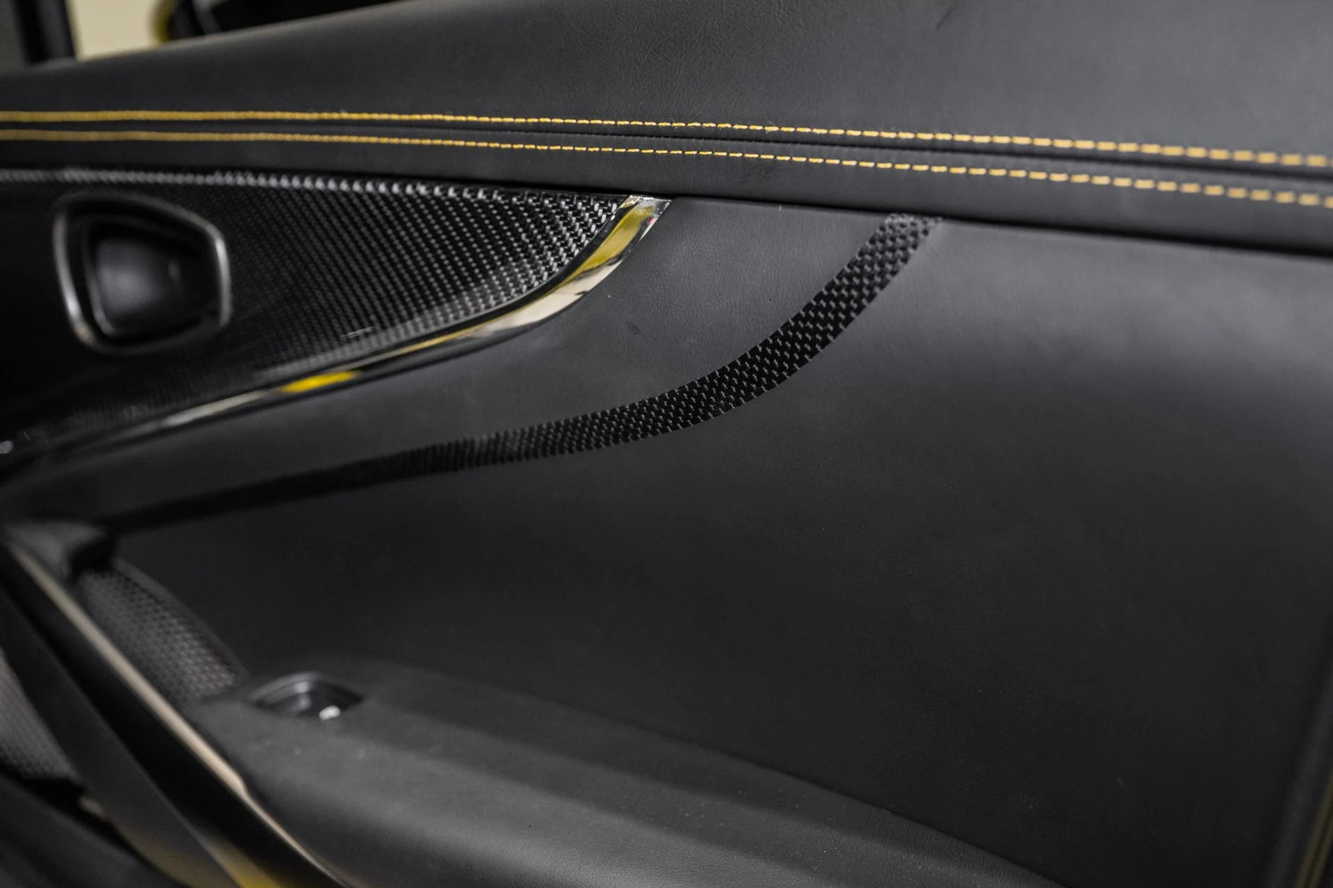 mph043_1344644951_Used_2025_Aston_Martin_DBX_707_1763828543_49f88496f6