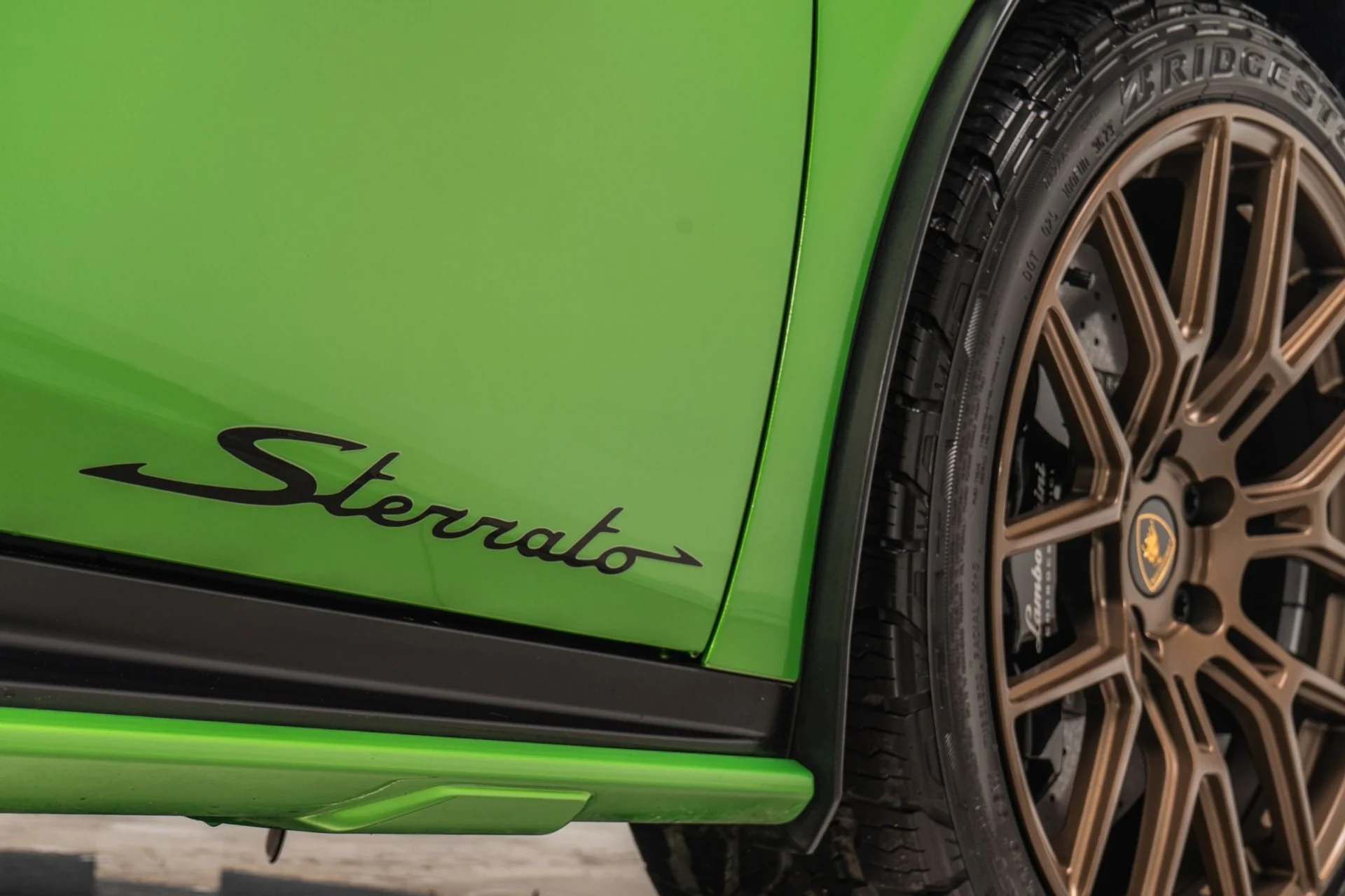 mph043_1392419593_Used_2024_Lamborghini_Huracan_Sterrato_1762382893_18dc4d96d5