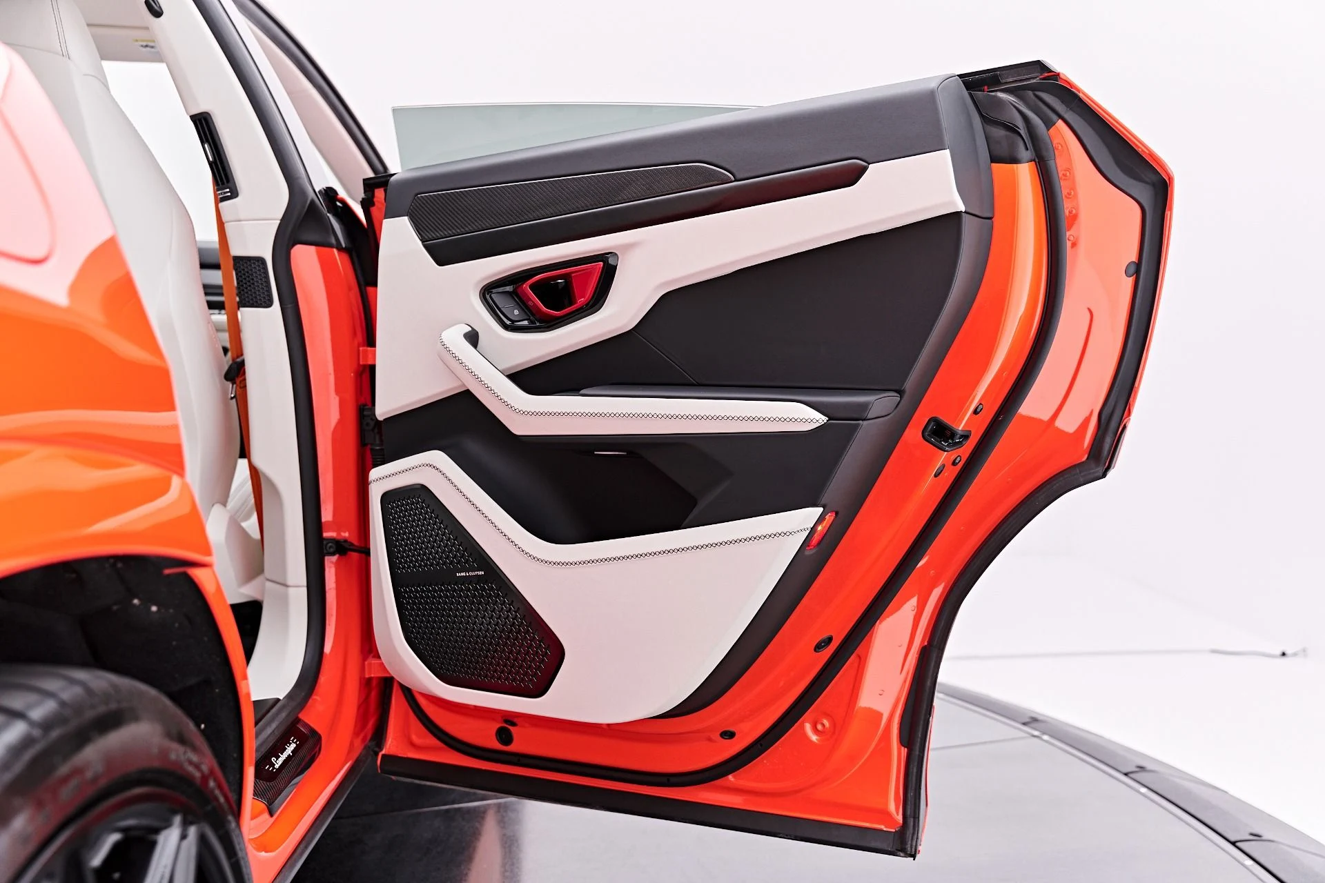mph043_140671106_Used_2025_Lamborghini_Urus_SE_1785258958_28a0d54430