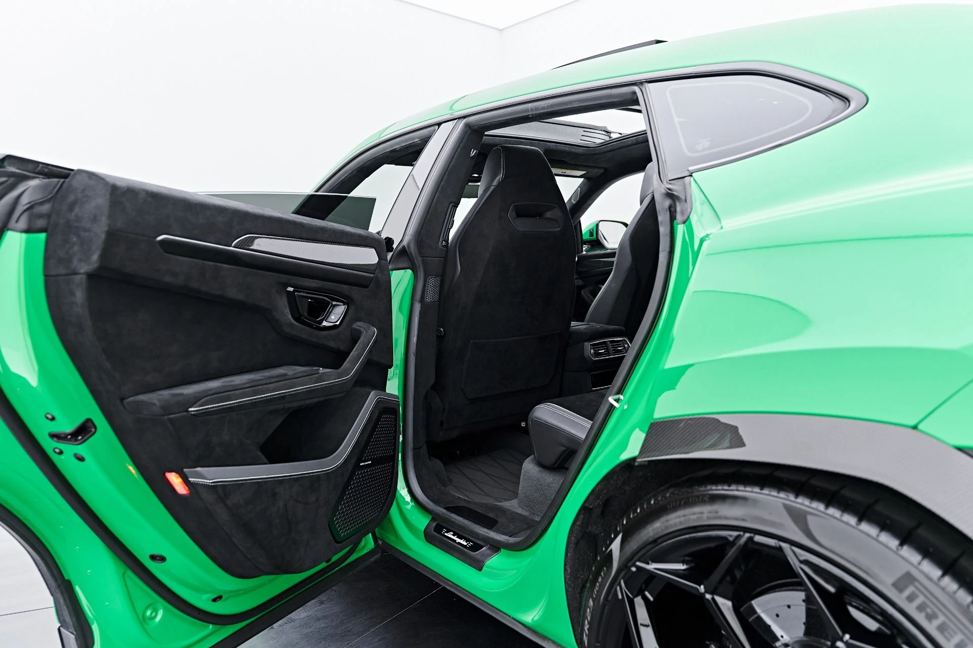 mph043_1449433994_Used_2023_Lamborghini_Urus_Performante_1788571182_e9a4d61466