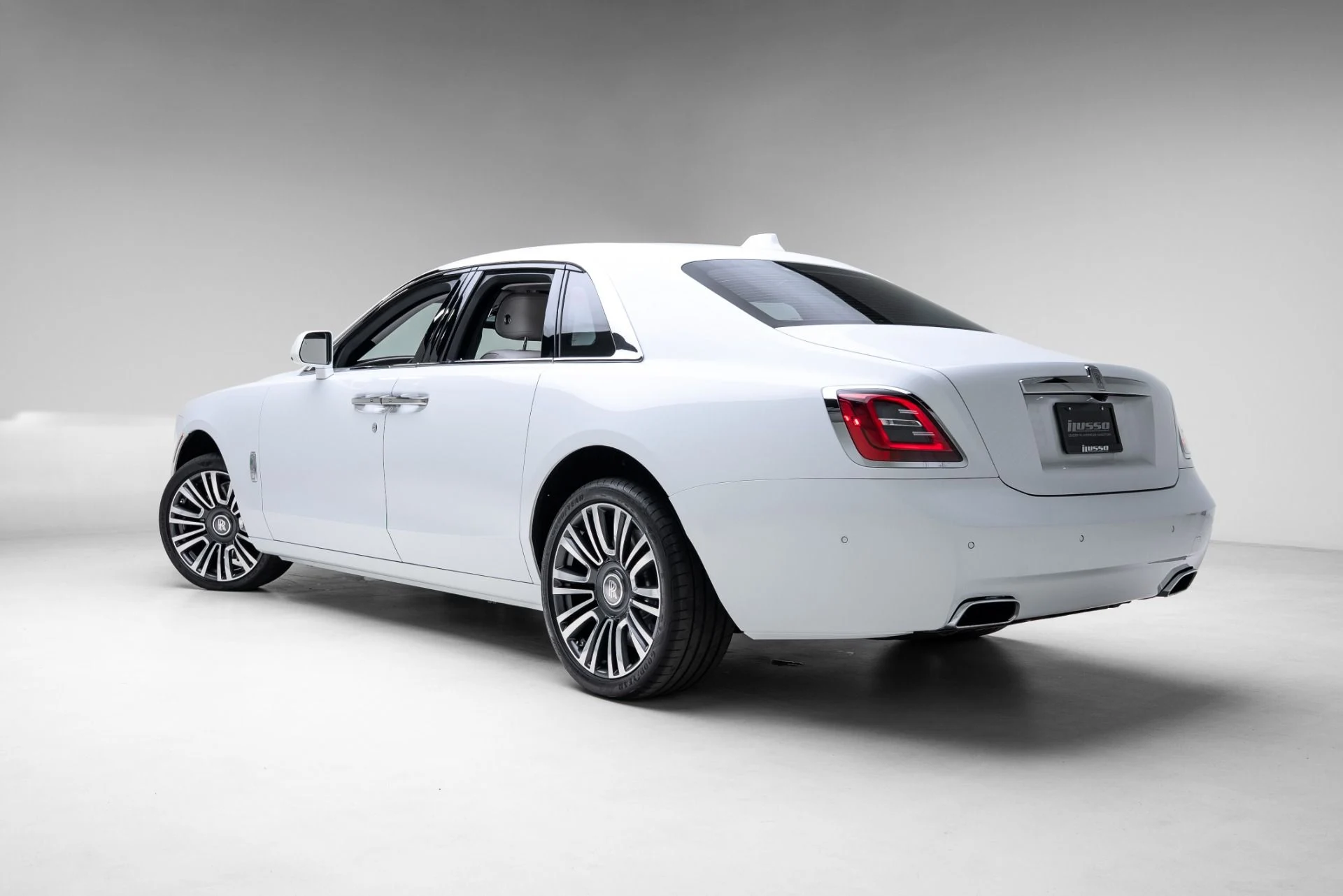 mph043_1522357855_Used_2022_Rolls_Royce_Ghost_1775153180_0b671fd827