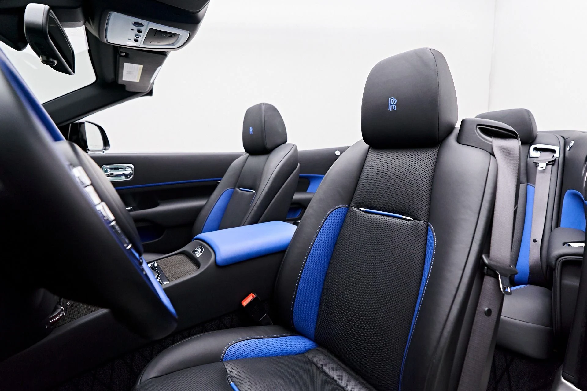 mph043_1549656232_Used_2018_Rolls_Royce_Dawn_Base_1712097649_d01ddde007