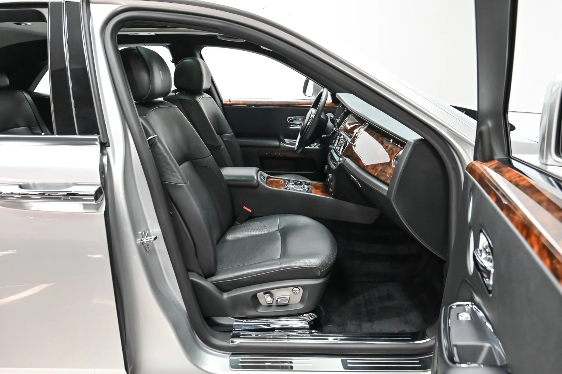 mph043_1559728046_Used_2012_Rolls_Royce_Ghost_1757528739_95749d7ffd