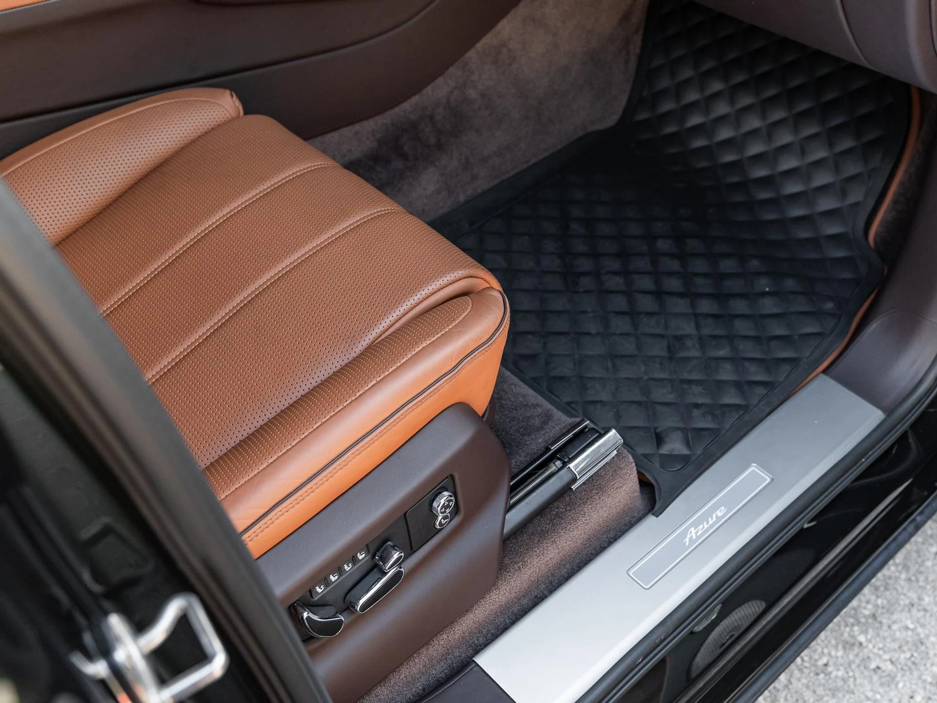 mph043_1566463196_Used_2023_Bentley_Bentayga_EWB_V8_1778364320_4bae82b5bb