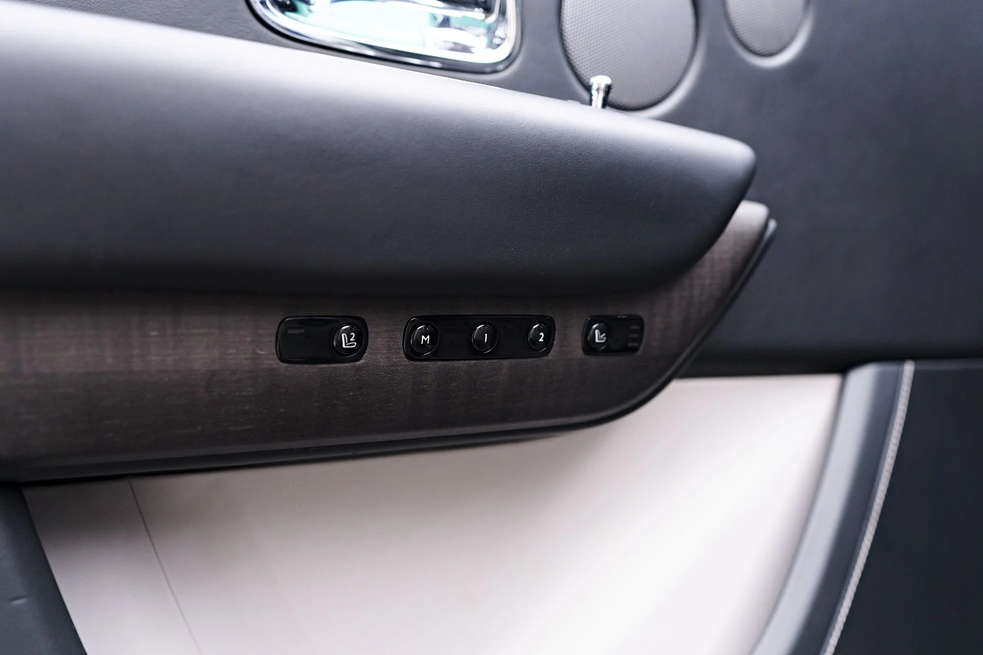 mph043_1566771614_Used_2023_Rolls_Royce_Cullinan_Base_1756252121_0eaba96219