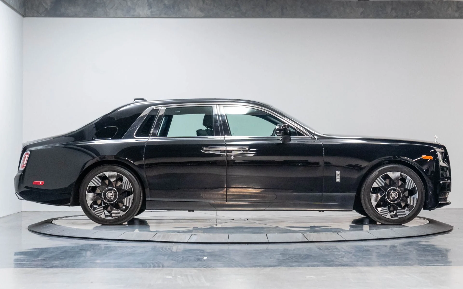 mph043_1627861551_Used_2024_Rolls_Royce_Phantom_1786998210_540c5093aa