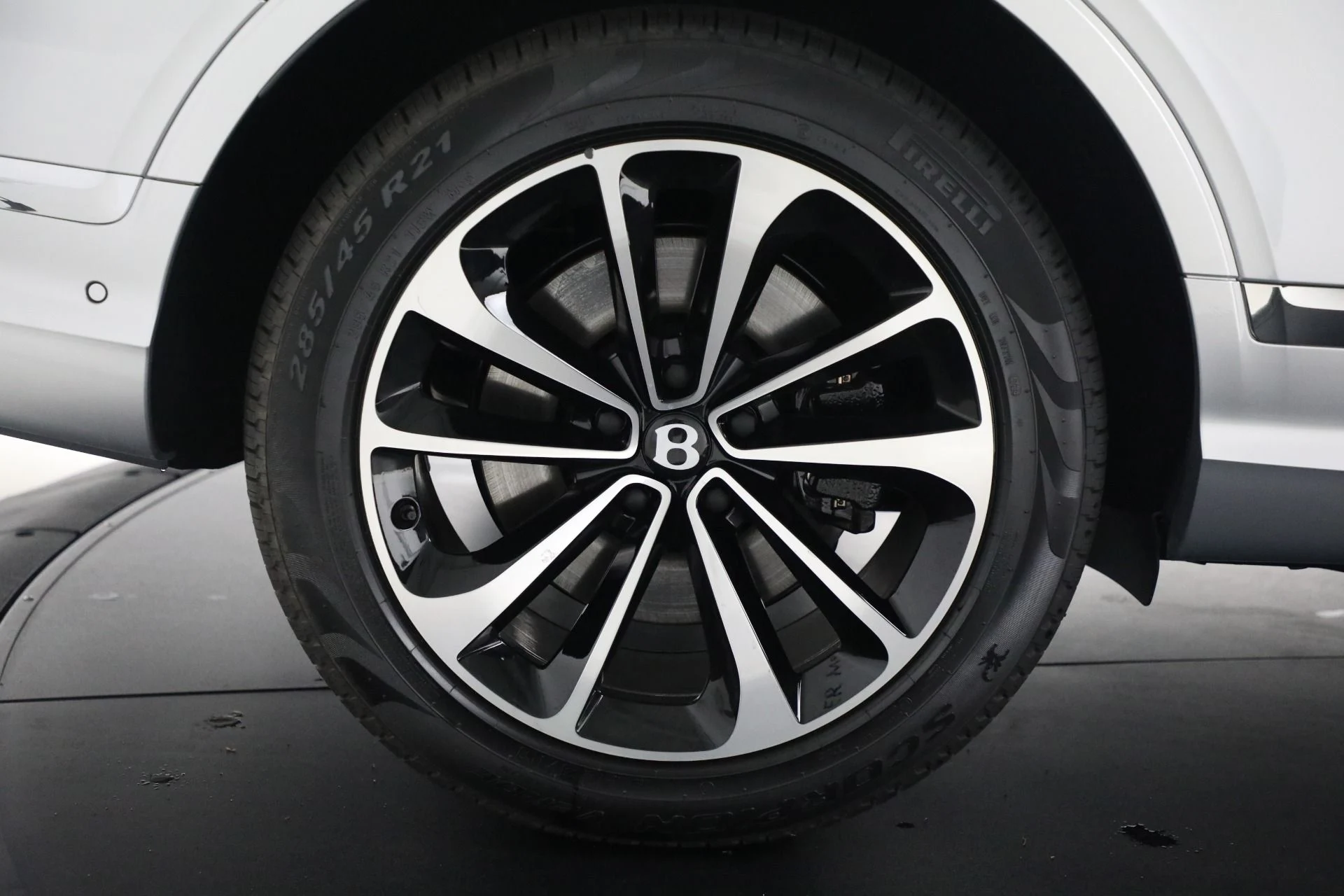 mph043_1634405224_New_2025_Bentley_Bentayga_EWB_V8_b85ce52b43
