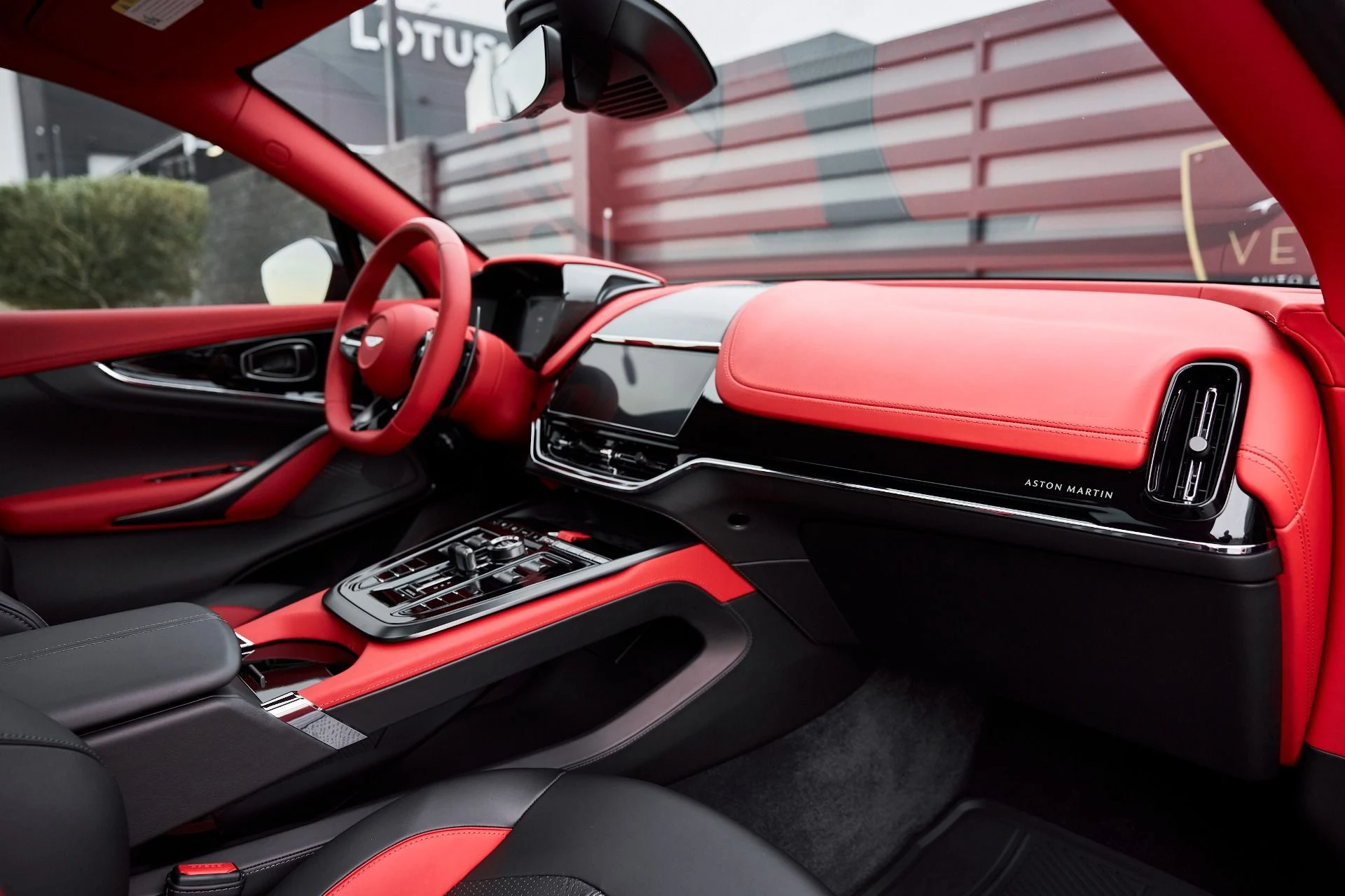 mph043_163837891_Used_2025_Aston_Martin_DBX_707_1766785358_f86d6d54c0