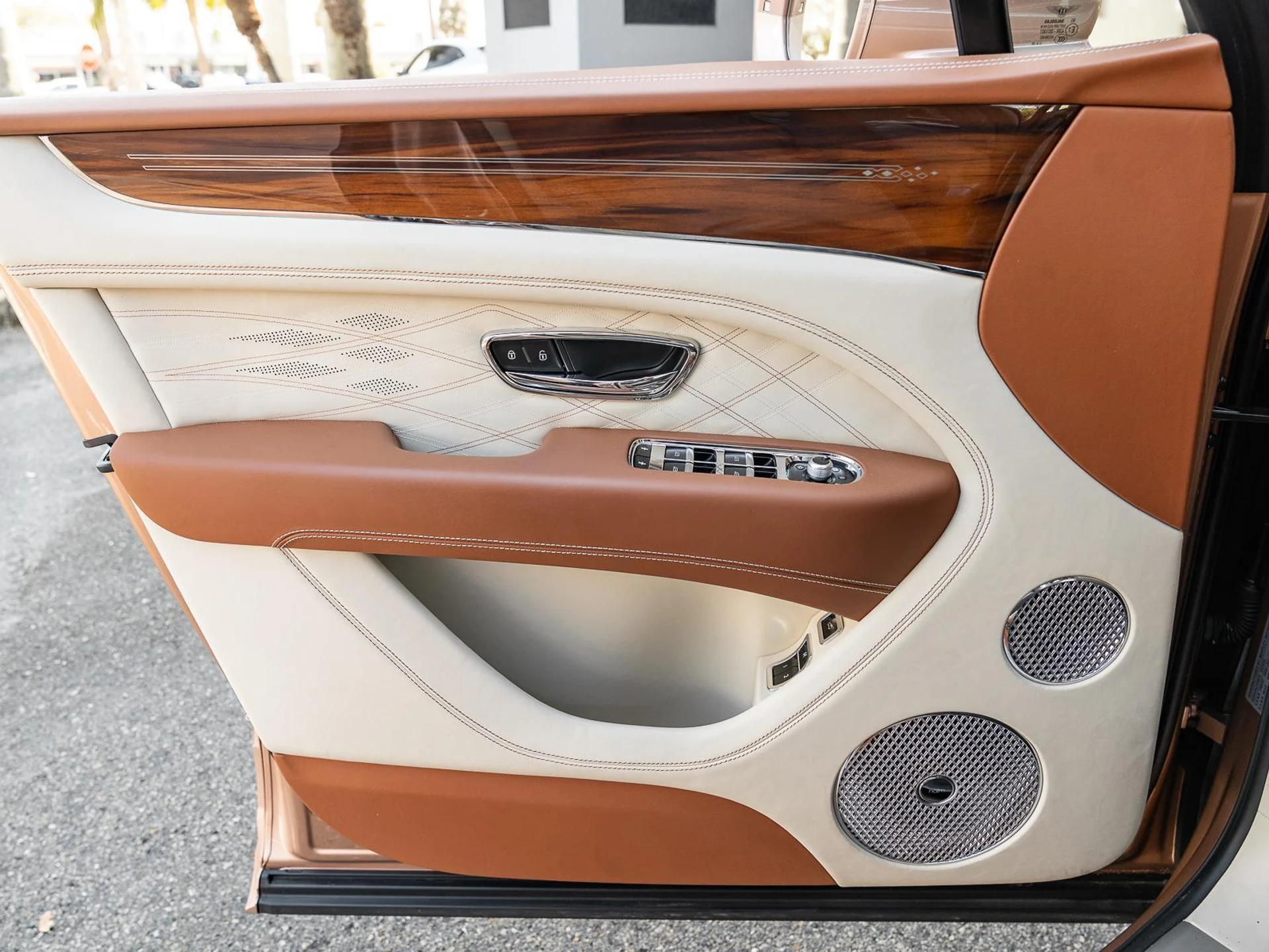 mph043_171791132_Used_2023_Bentley_Bentayga_EWB_Azure_First_Edition_1772272965_2ee033a68d