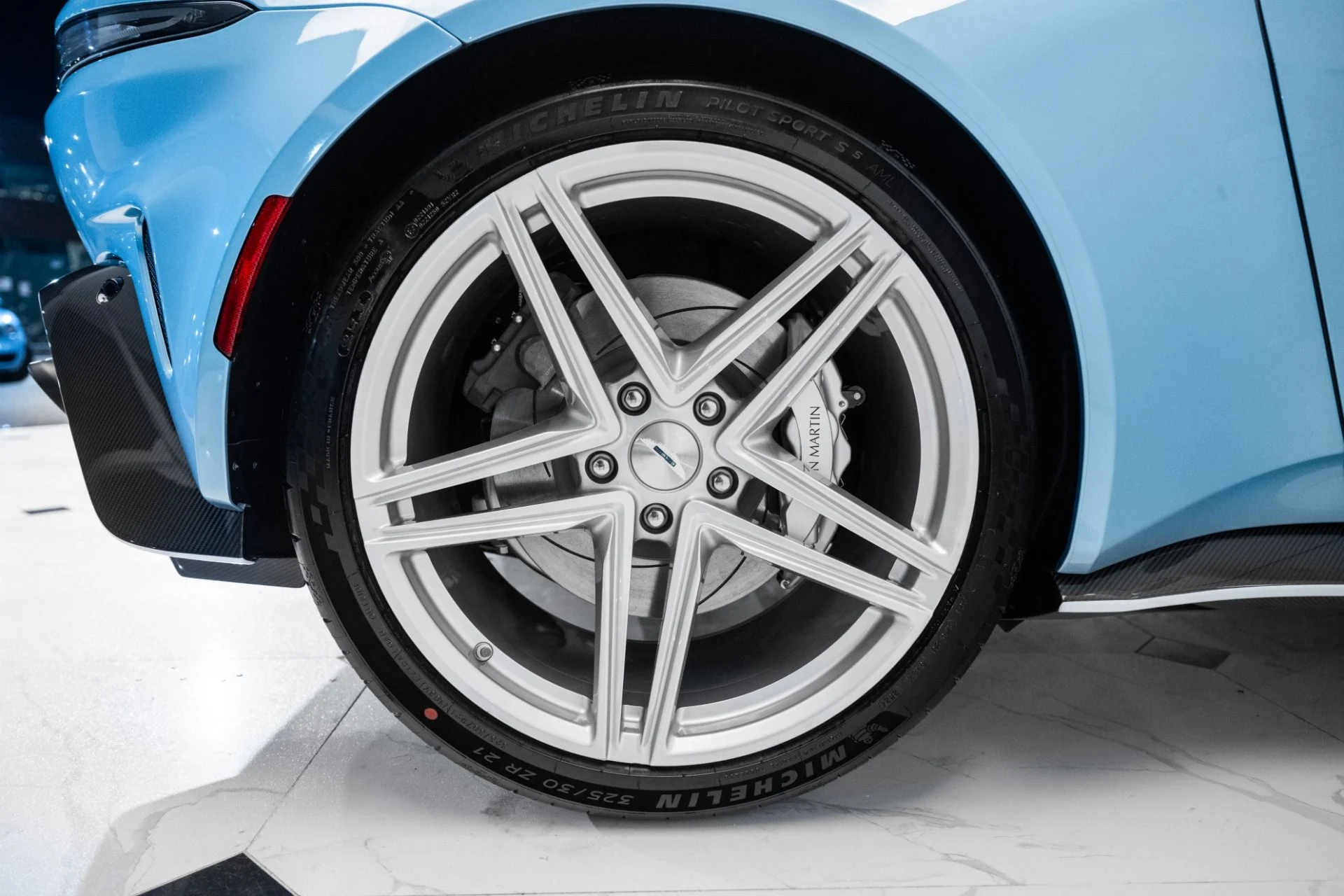 mph043_1773226126_Used_2025_Aston_Martin_Vantage_Coupe_1741617065_78fd07888a