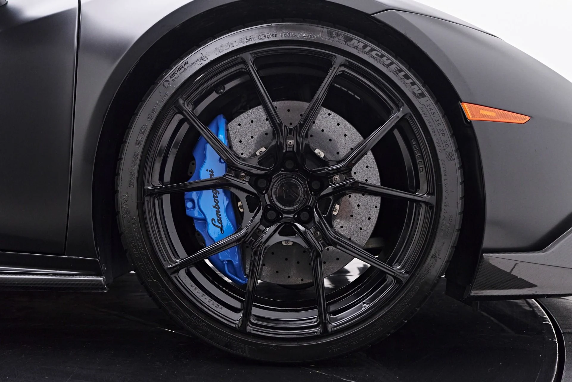 mph043_1789854917_Used_2021_Lamborghini_Huracan_EVO_Base_1758314678_6d747547fe
