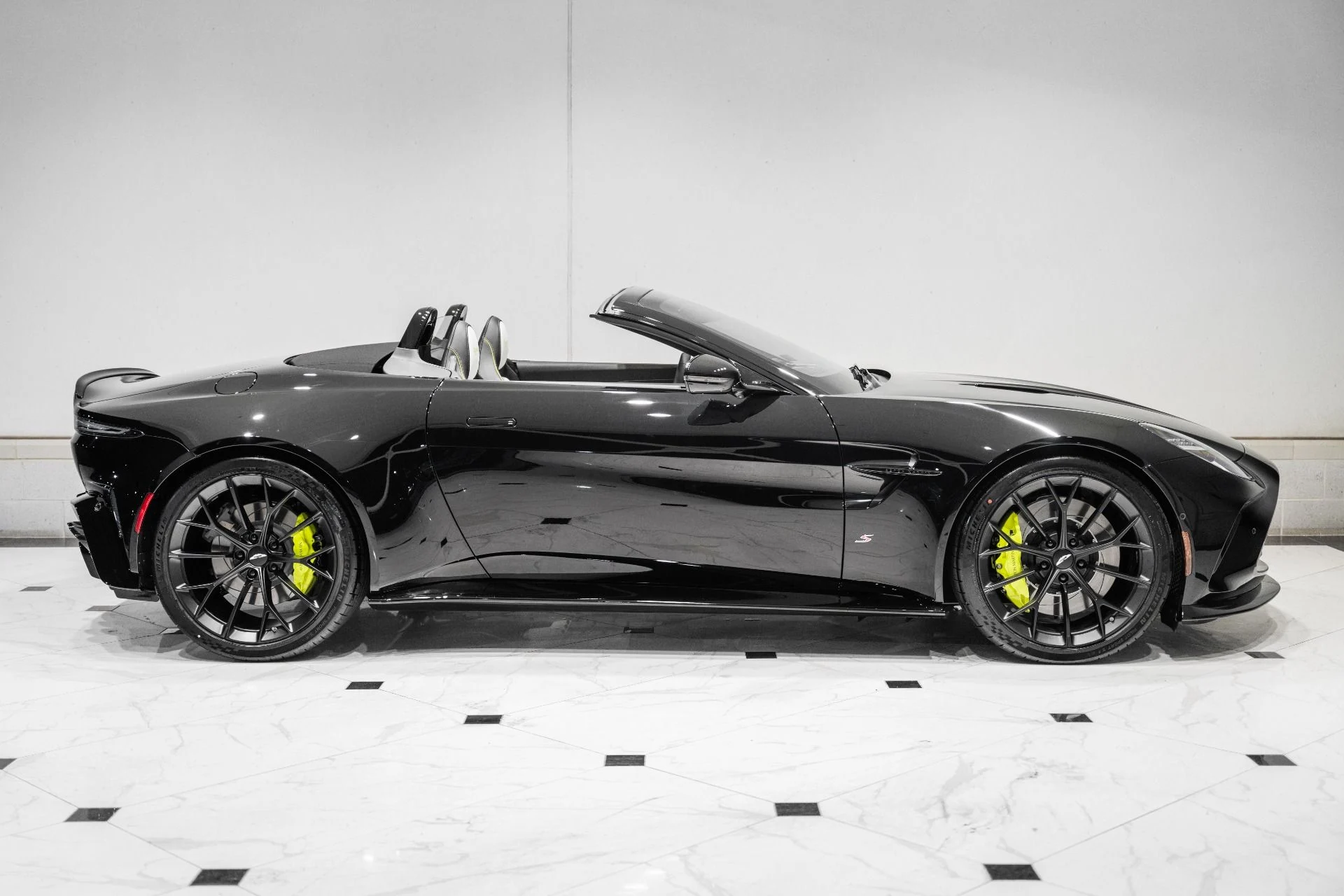 mph043_1821351904_New_2026_Aston_Martin_Vantage_S_Roadster_1780941042_21f1248206
