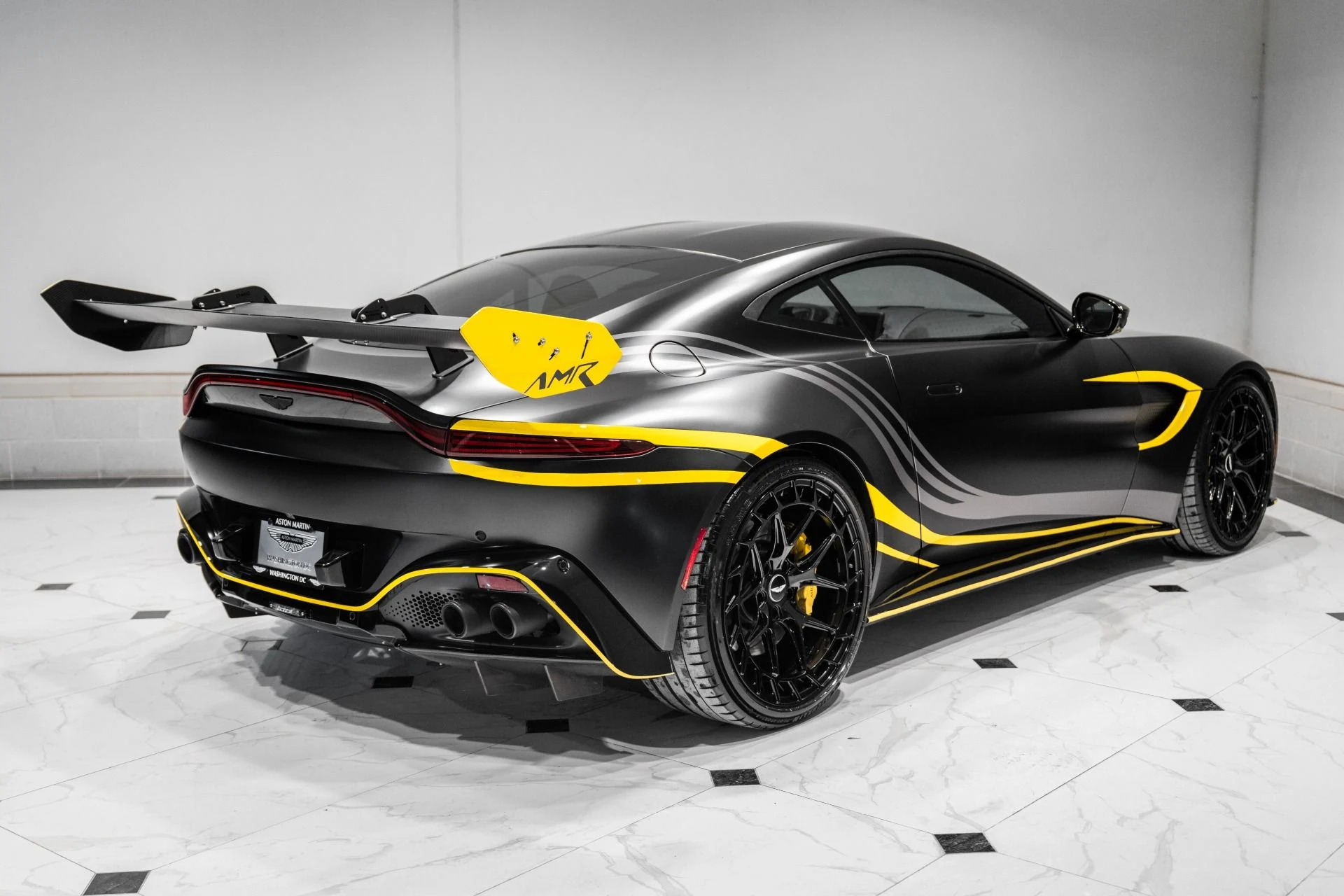 mph043_1825557669_Used_2019_Aston_Martin_Vantage_1765989078_2233936586