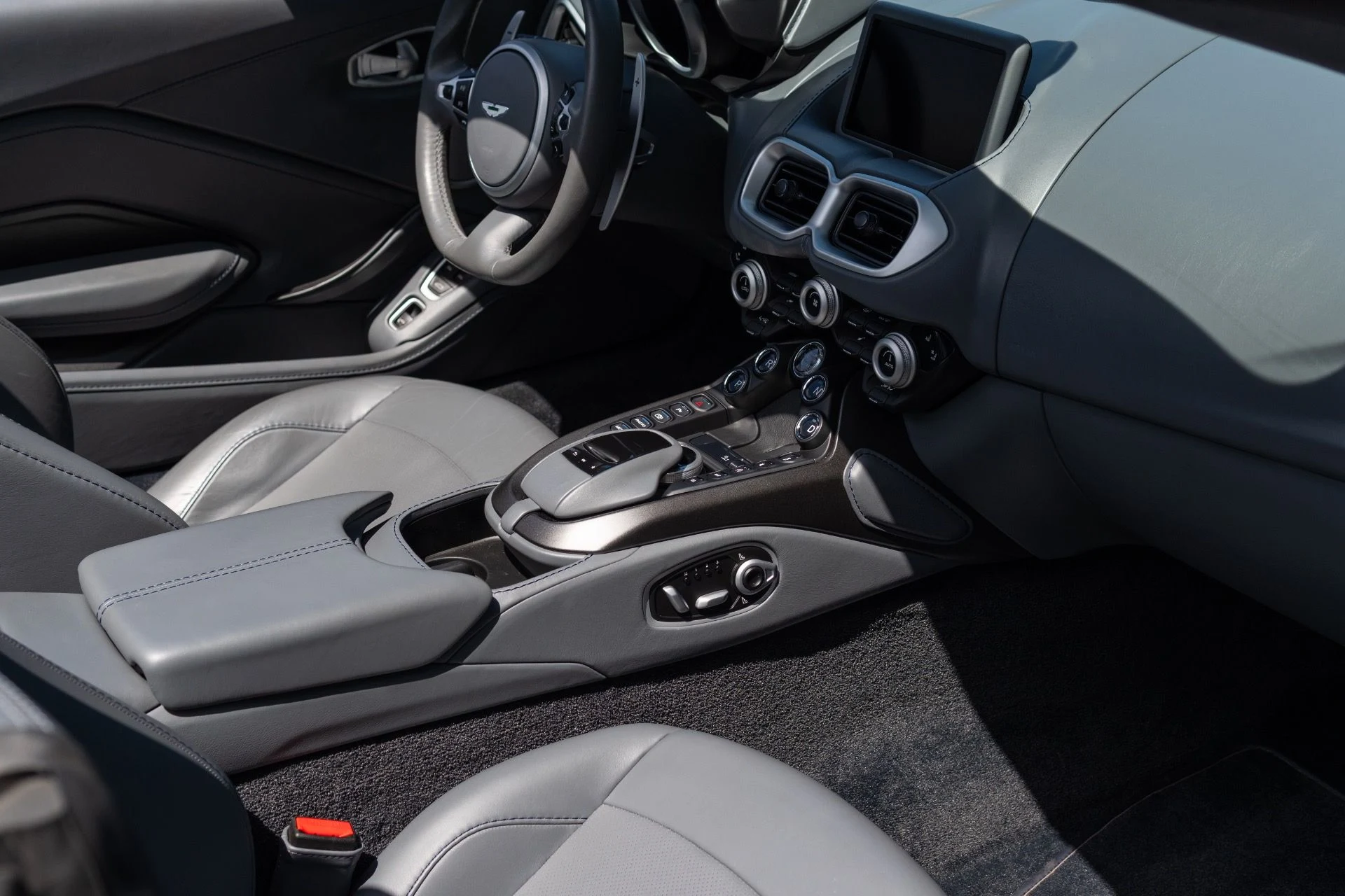 mph043_1836963058_Used_2021_Aston_Martin_Vantage_1774065878_d08965802c