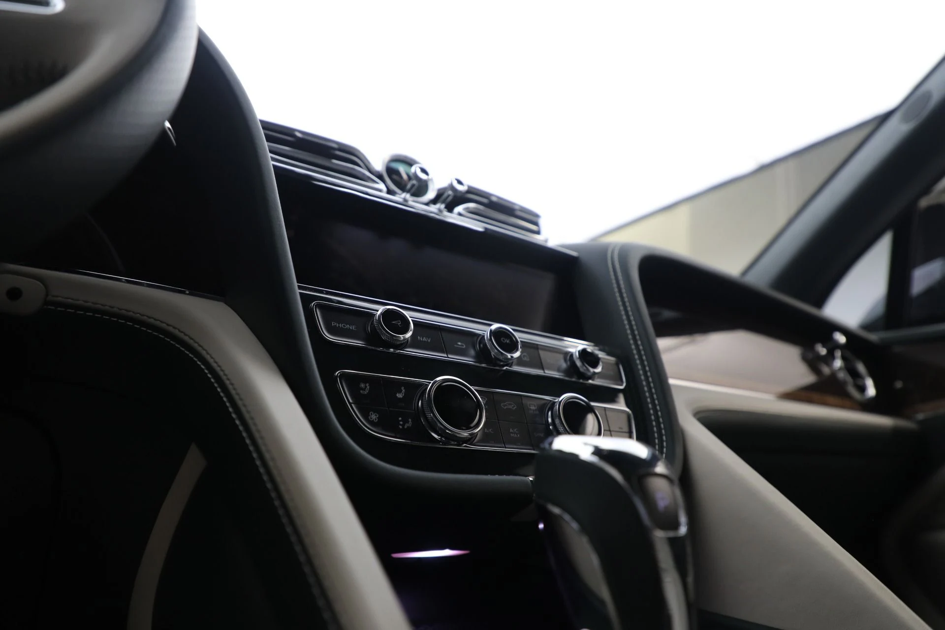 mph043_1856307211_New_2023_Bentley_Bentayga_V8_82cd45a78e
