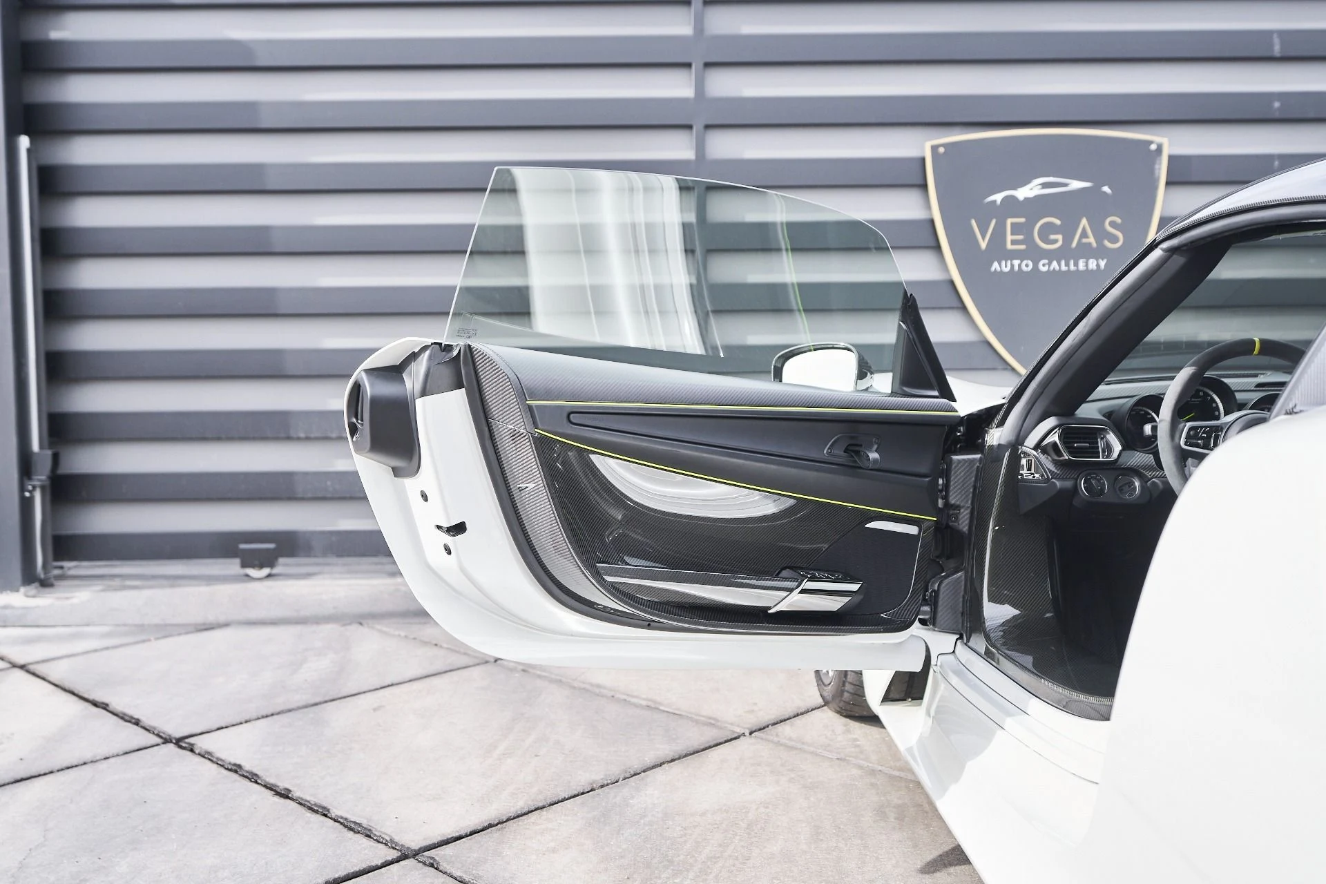 mph043_1924006669_Used_2015_Porsche_918_Spyder_w_Weissach_Package_1764874366_007f125483