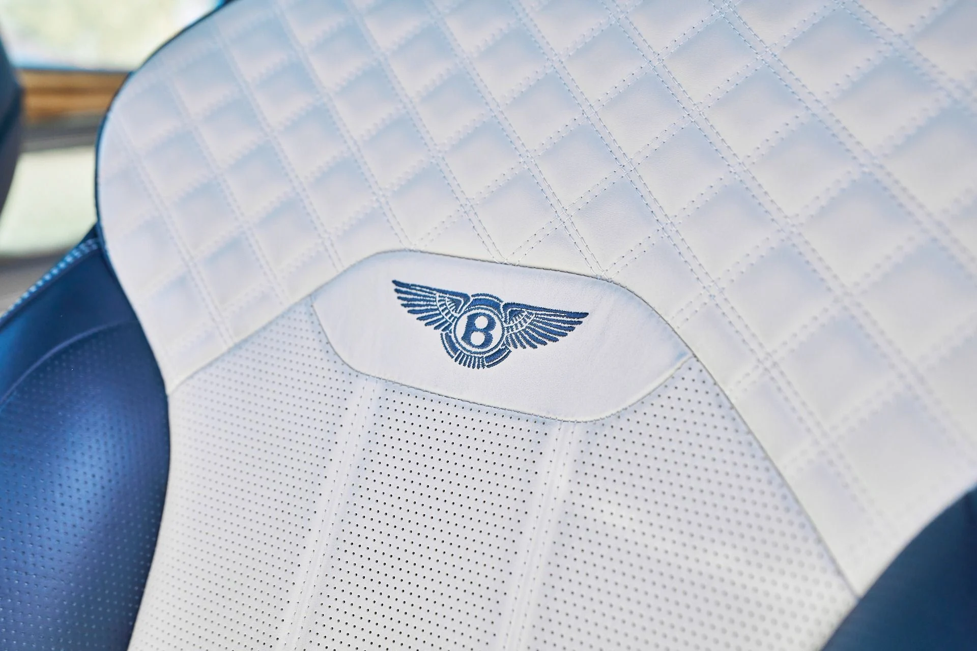 mph043_1931706192_Used_2021_Bentley_Bentayga_V8_1764209035_ca5ffb6df2